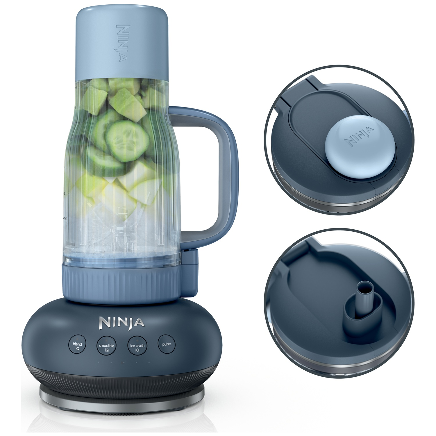 Un blender Ninja bleu rempli de morceaux de concombre et d'avocat, avec des gros plans du couvercle sur fond blanc.