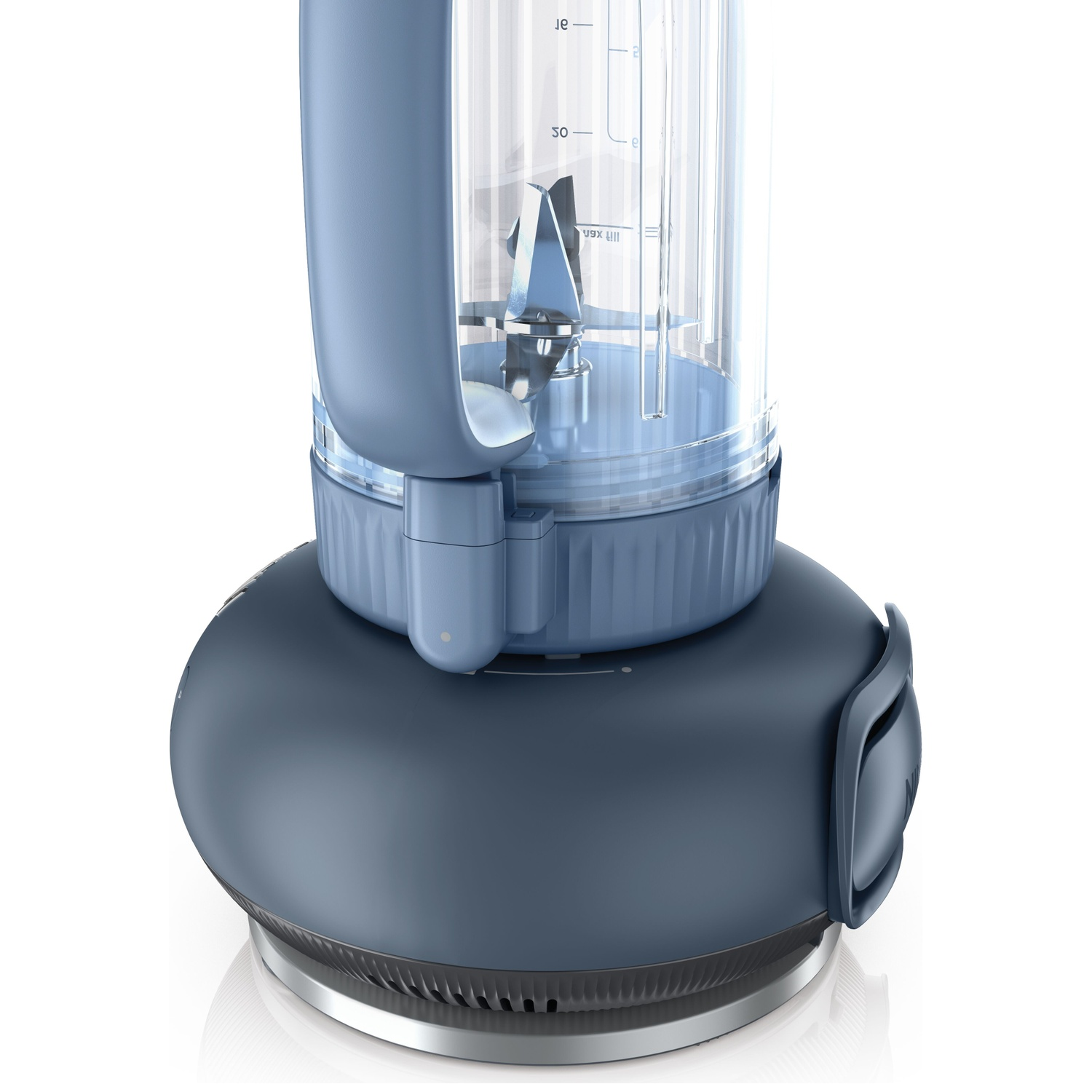 Un blender électrique bleu avec bol en verre transparent et lames argentées sur fond blanc.