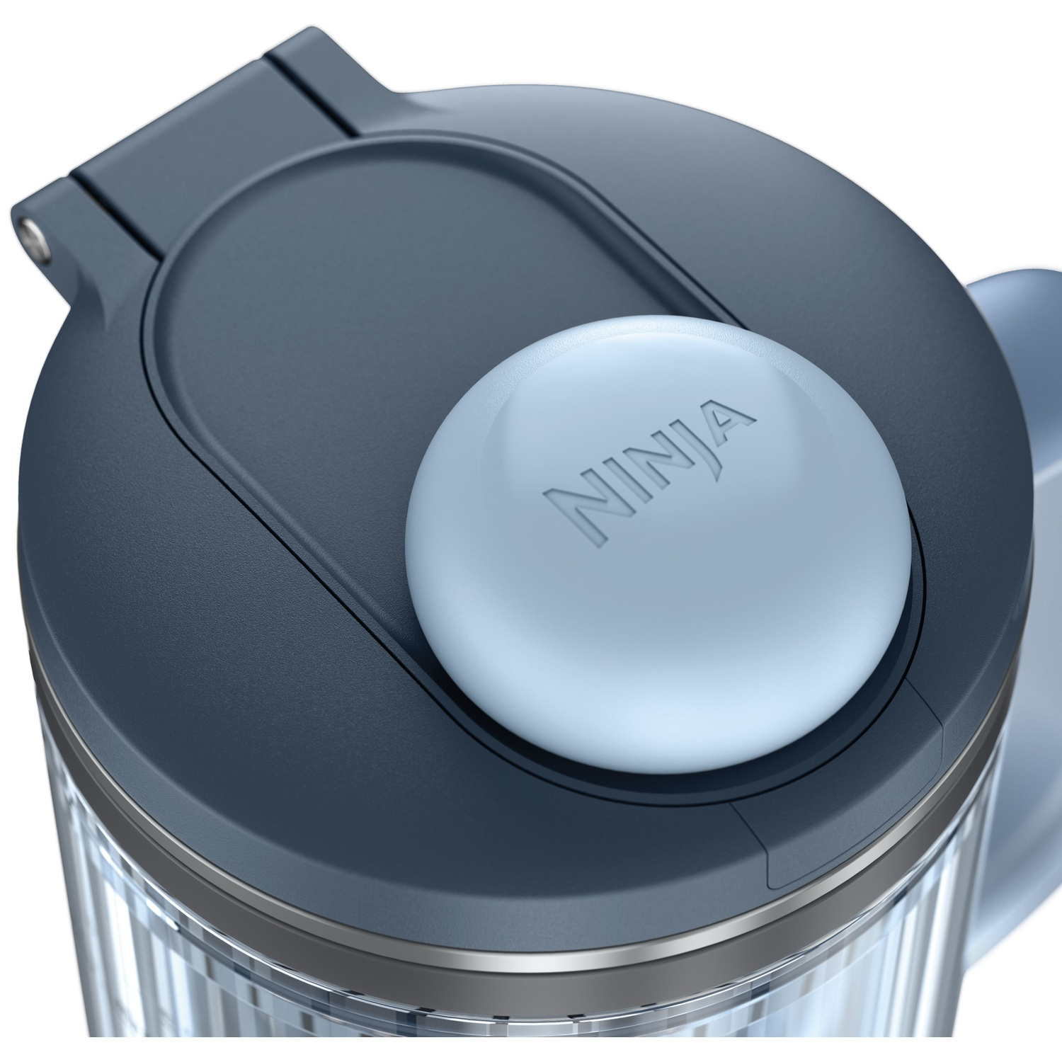 Vue de dessus du couvercle d'un blender Ninja bleu foncé avec un bouton bleu clair.