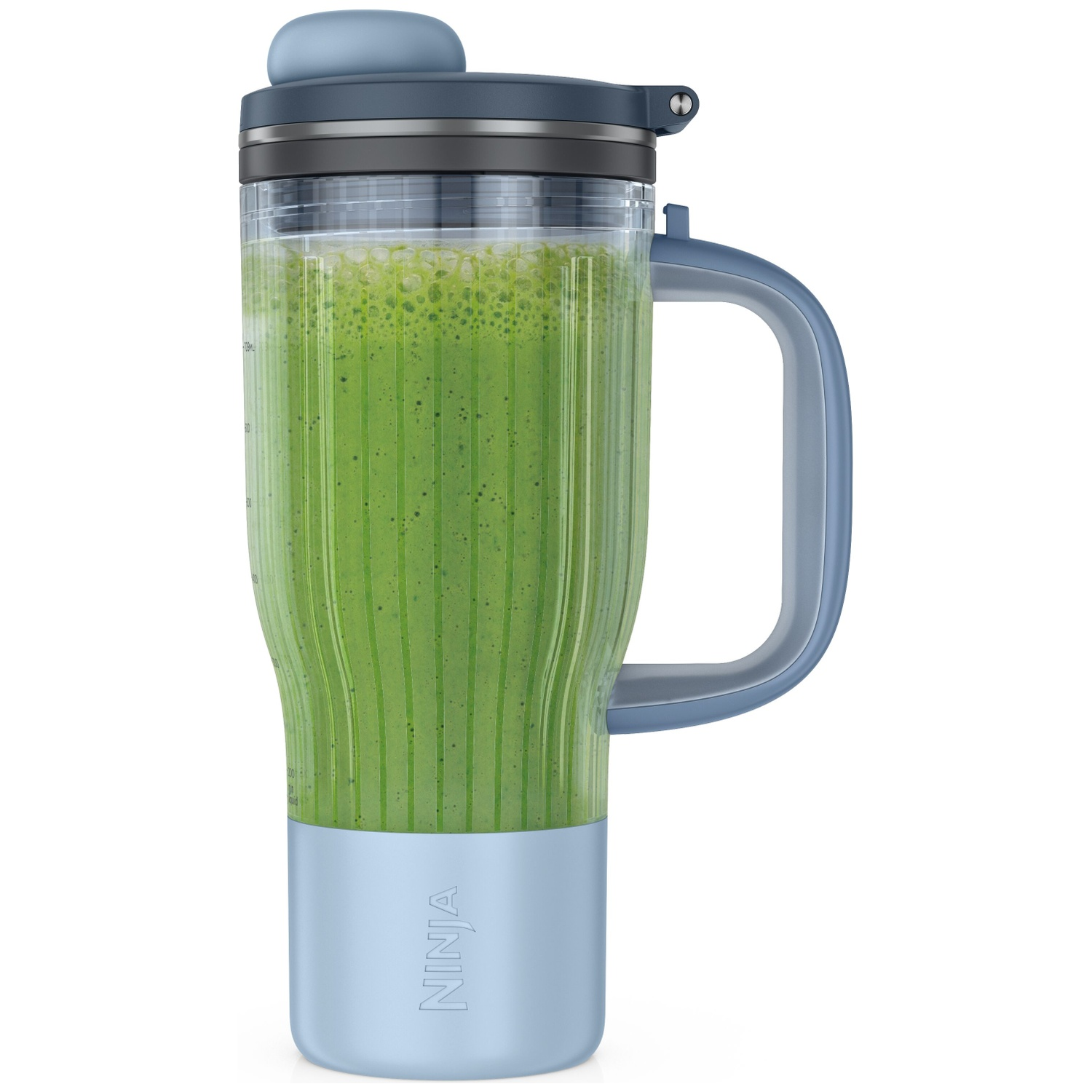 Un gobelet de blender Ninja bleu clair rempli d'un smoothie vert, avec couvercle sombre et poignée sur fond blanc.