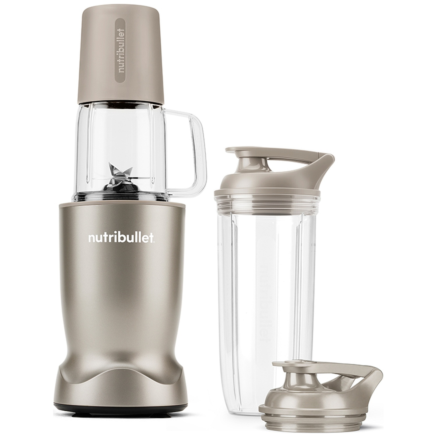 Un blender Nutribullet gris avec gobelet, couvercle à lames et gourde supplémentaire sur fond blanc.