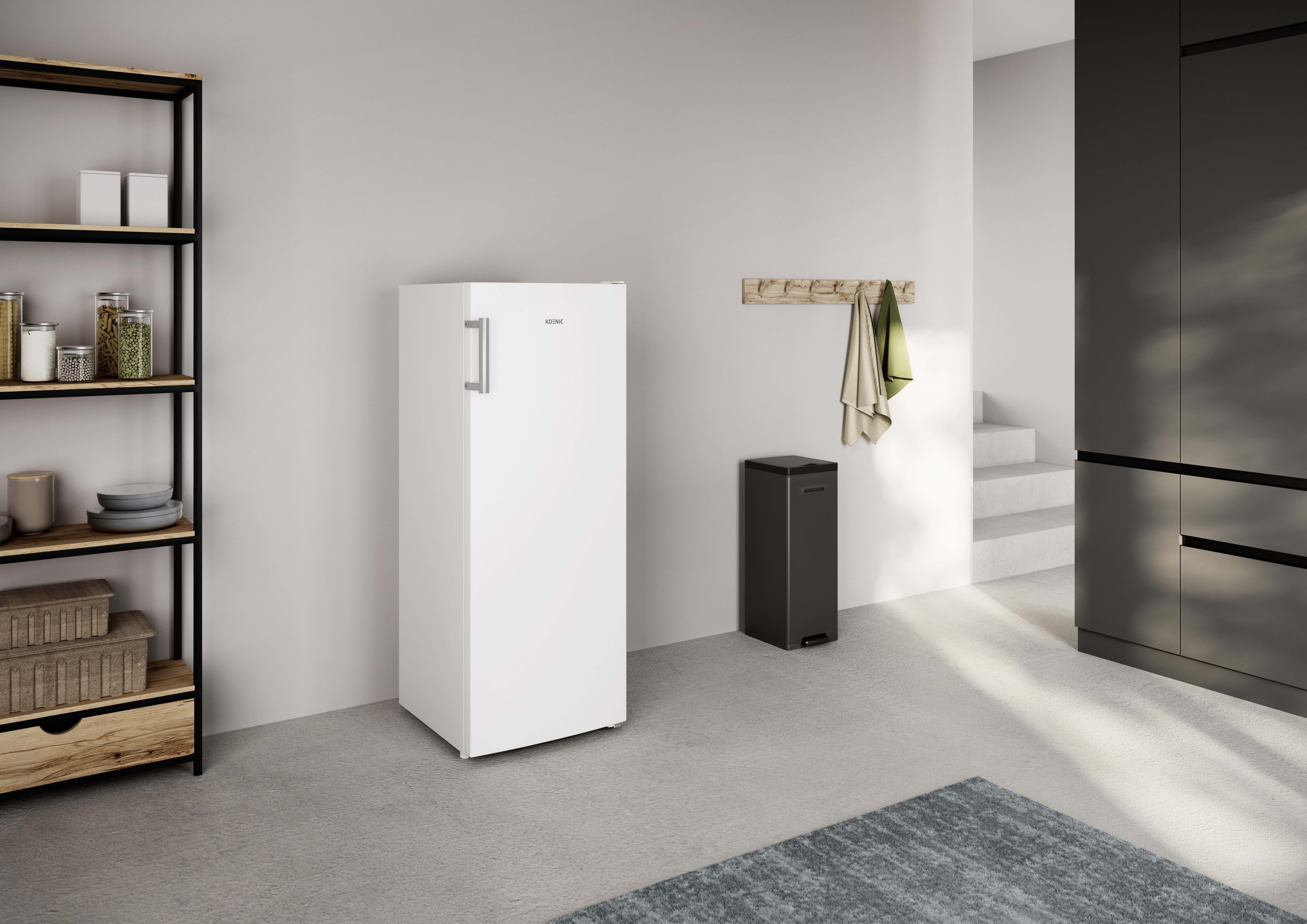 Un frigorifero bianco si trova in una cucina minimalista vicino a una scaffalatura e a un cestino nero.