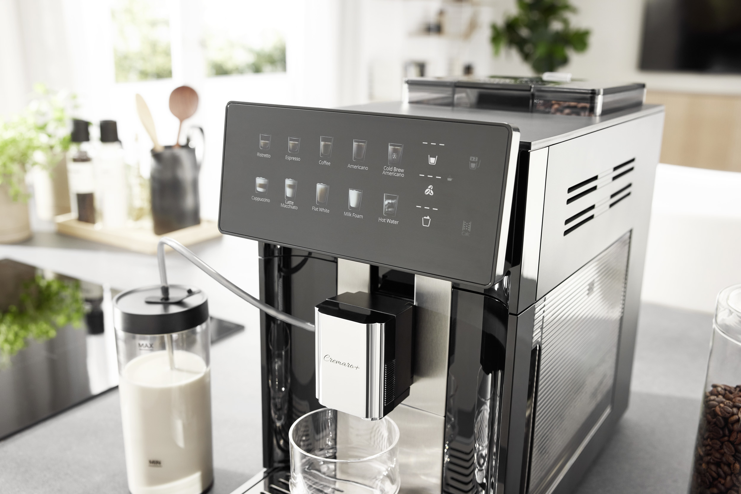 Moderna macchina da caffè nera con display touch, contenitore del latte e bicchiere.