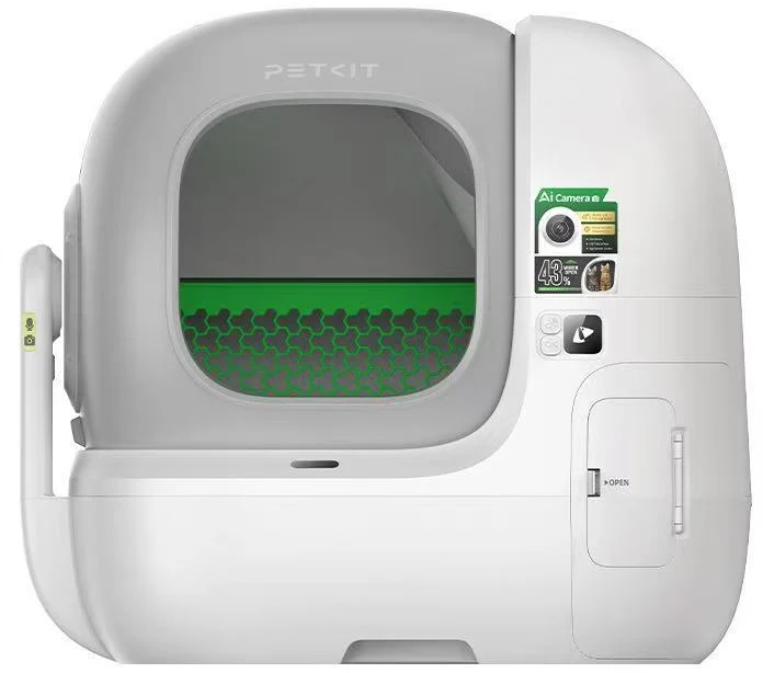Une litière automatique blanche pour chat avec capot gris et écran numérique.