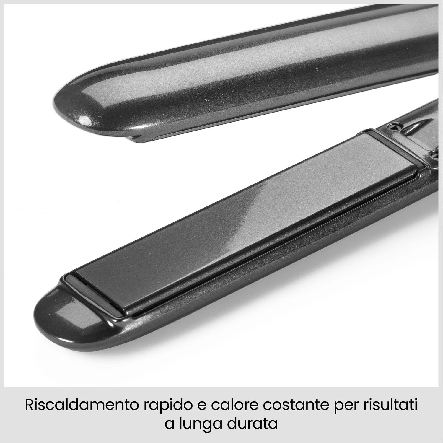 Primo piano di una piastra per capelli grigia con piastre riscaldanti lucide.