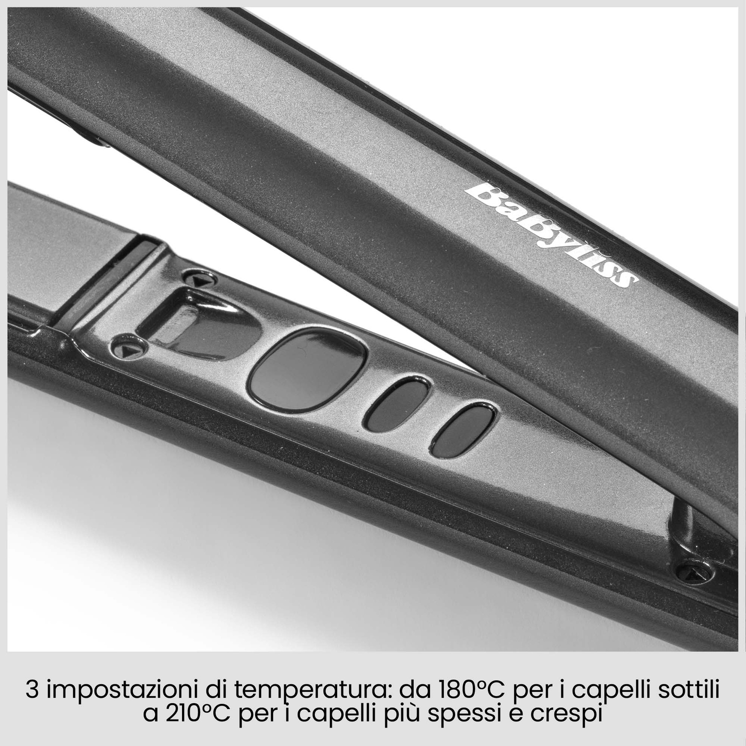 Primo piano di una piastra per capelli grigia BaByliss con tre tasti e testo in basso.