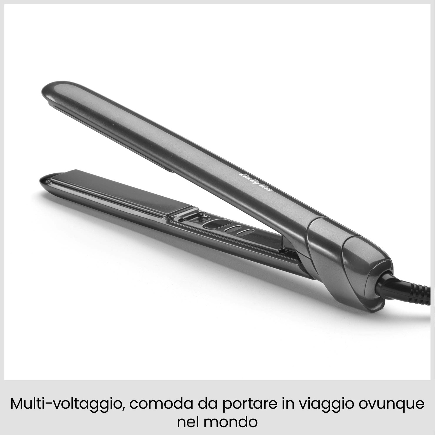 Piastra per capelli grigia su sfondo bianco con testo.