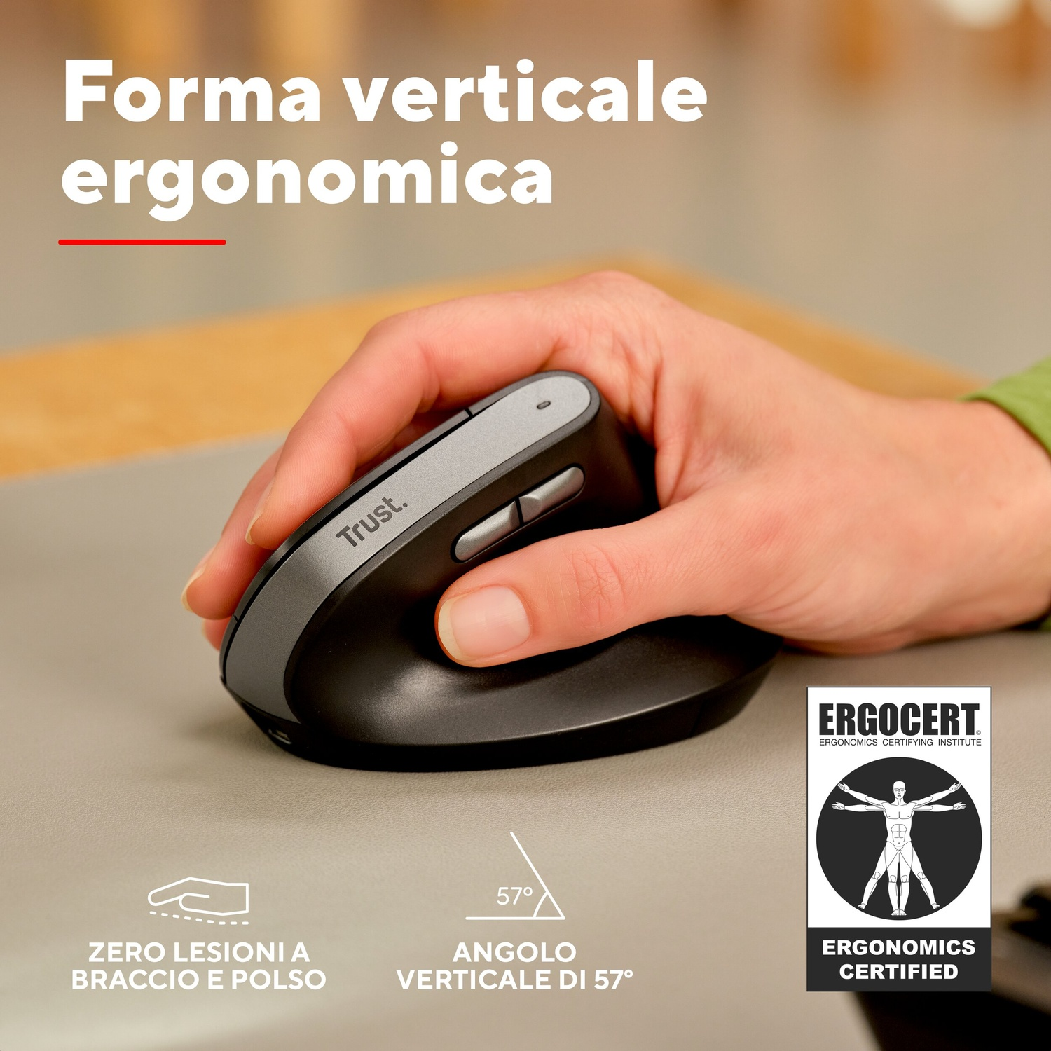Mano che impugna un mouse verticale ergonomico Trust su un tappetino.