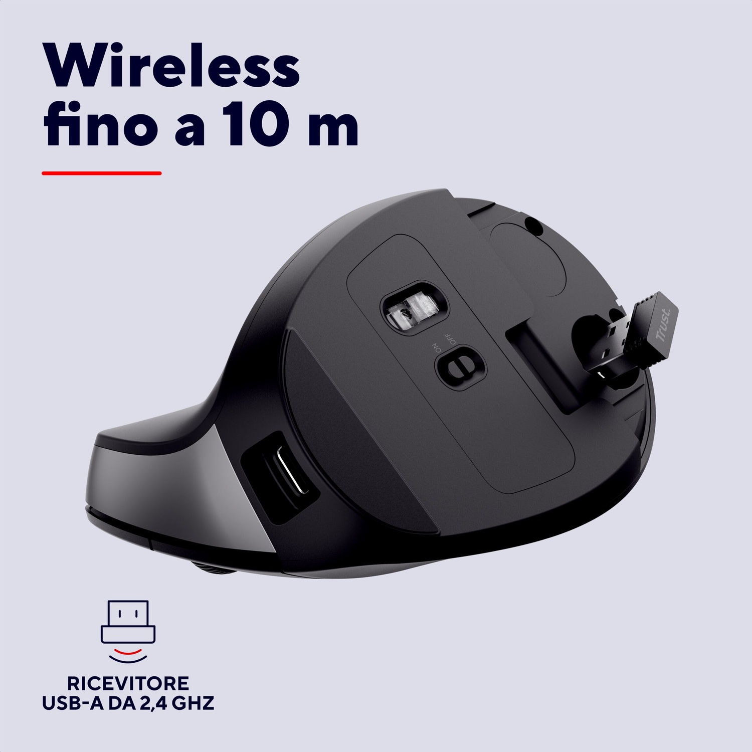 Vista dal basso di un mouse wireless nero con ricevitore USB e testo.