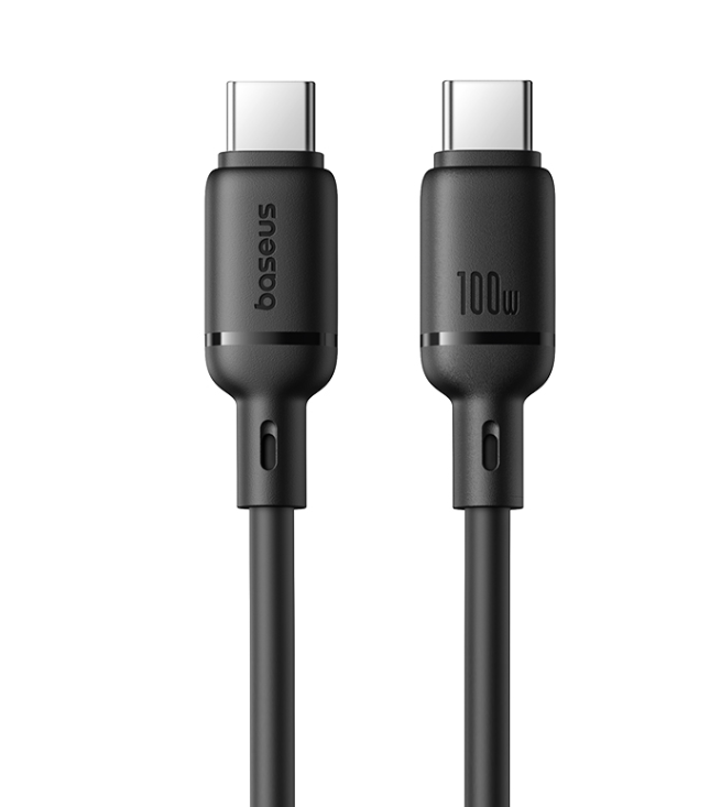Metal konnektörlü iki siyah USB-C kablosu. Bir konnektörde Baseus marka adı, diğerinde ise 100W etiketi görülüyor.