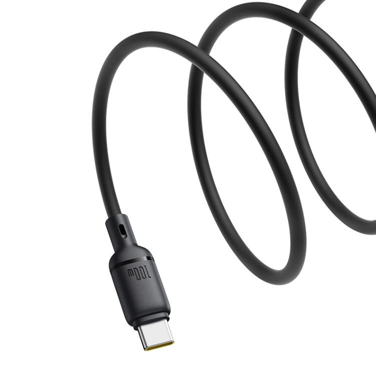 Beyaz arka plan üzerinde sarılmış siyah 100W USB-C kablosu.