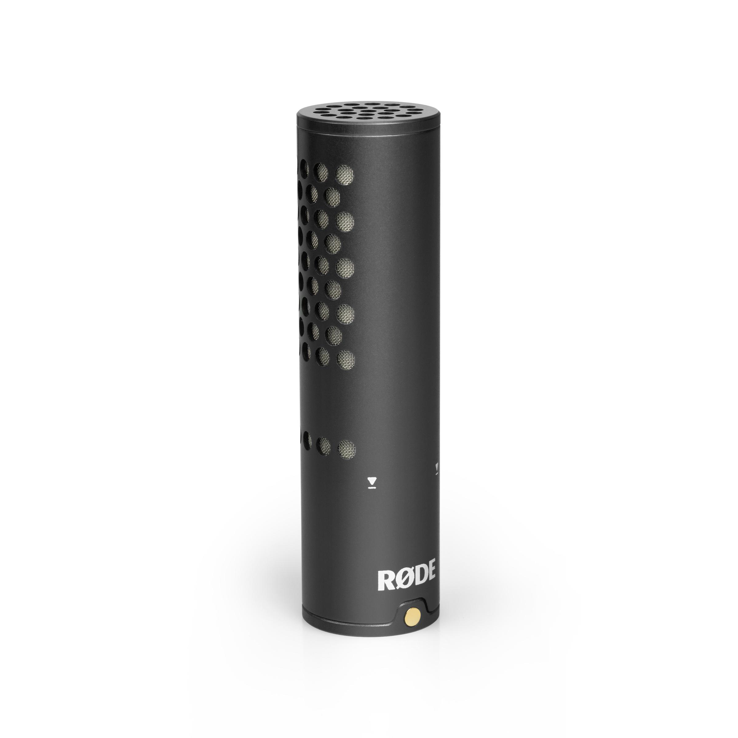 Ein schwarzes Røde Studio-Mikrofon mit perforiertem Metallgitter steht auf einem weißen Hintergrund.