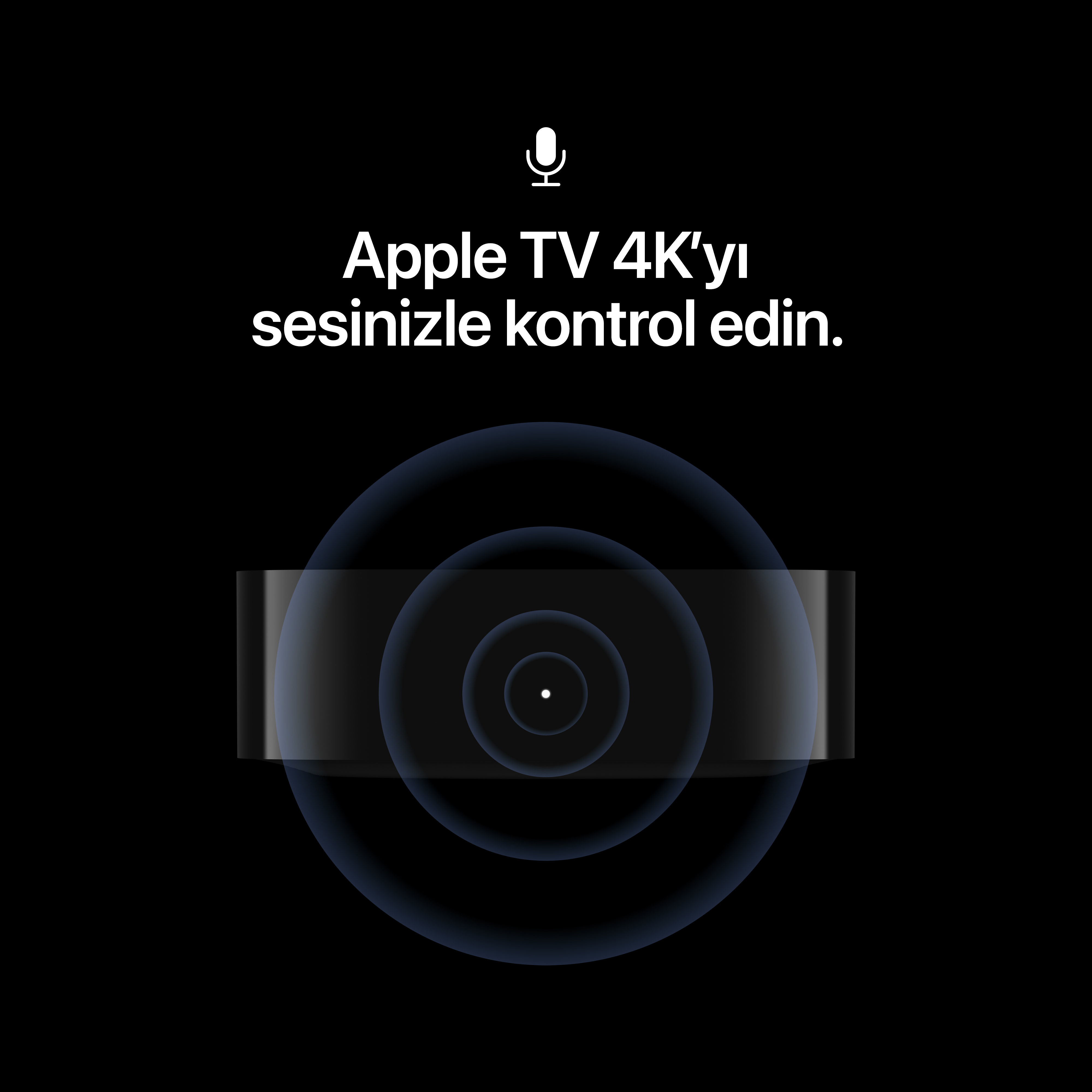 Siyah arka plan üzerinde Apple TV ses kontrolü hakkında Türkçe beyaz metin ve mikrofon simgesi.