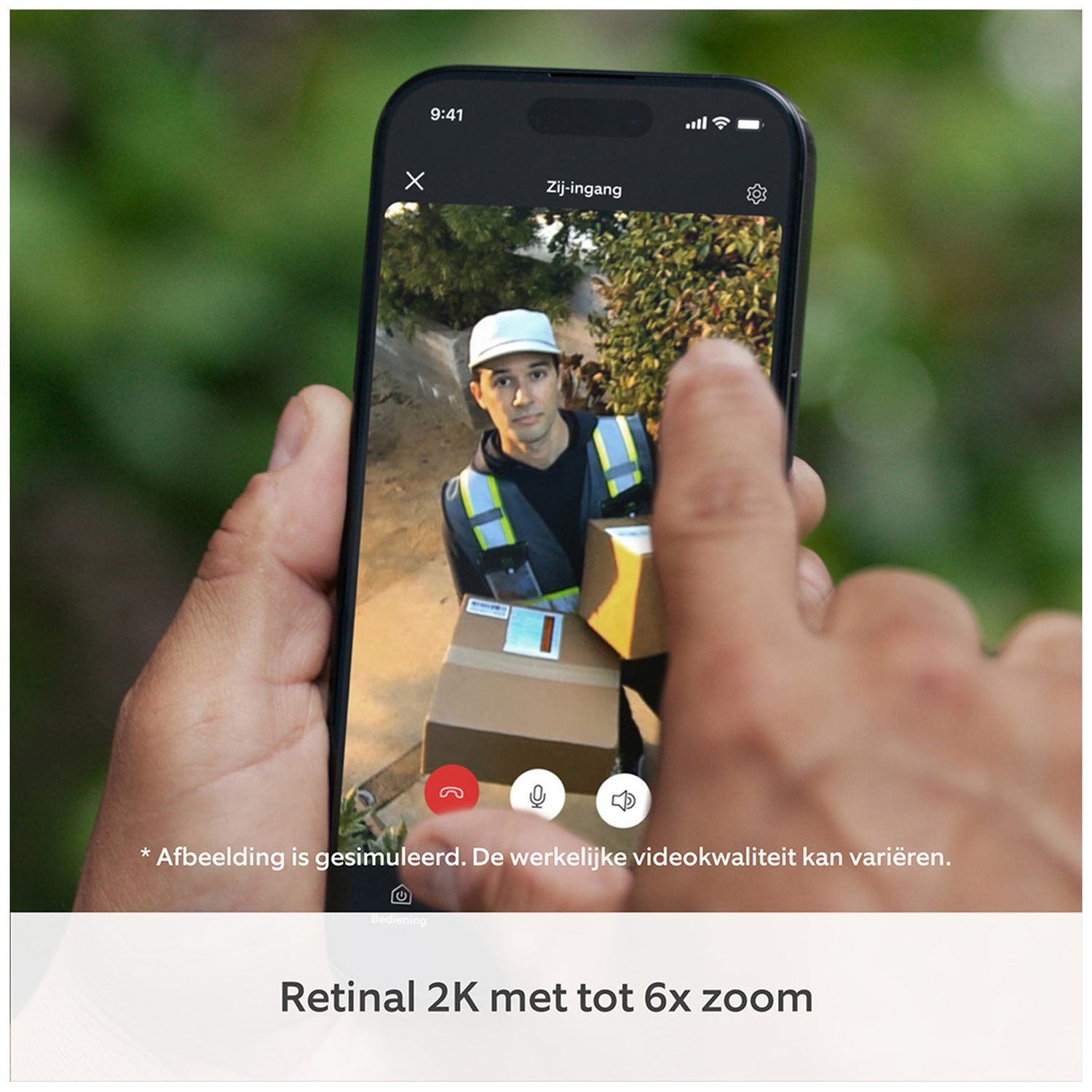 Een smartphone toont live video van een bezorger met pakketjes buiten.