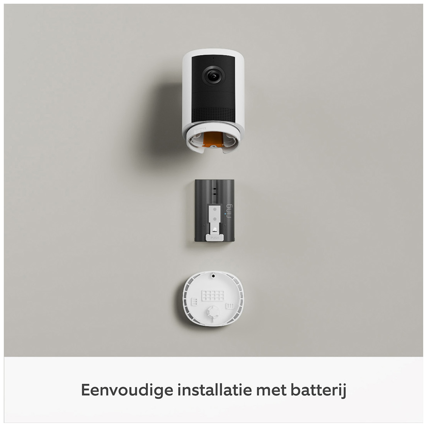 Een witte Ring-beveiligingscamera, accu en houder worden in een opengesneden weergave op een grijze achtergrond getoond.