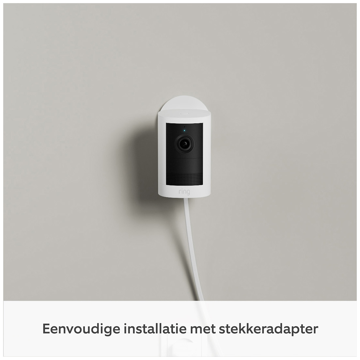 Een witte Ring beveiligingscamera met stroomkabel is gemonteerd op een grijze muur.