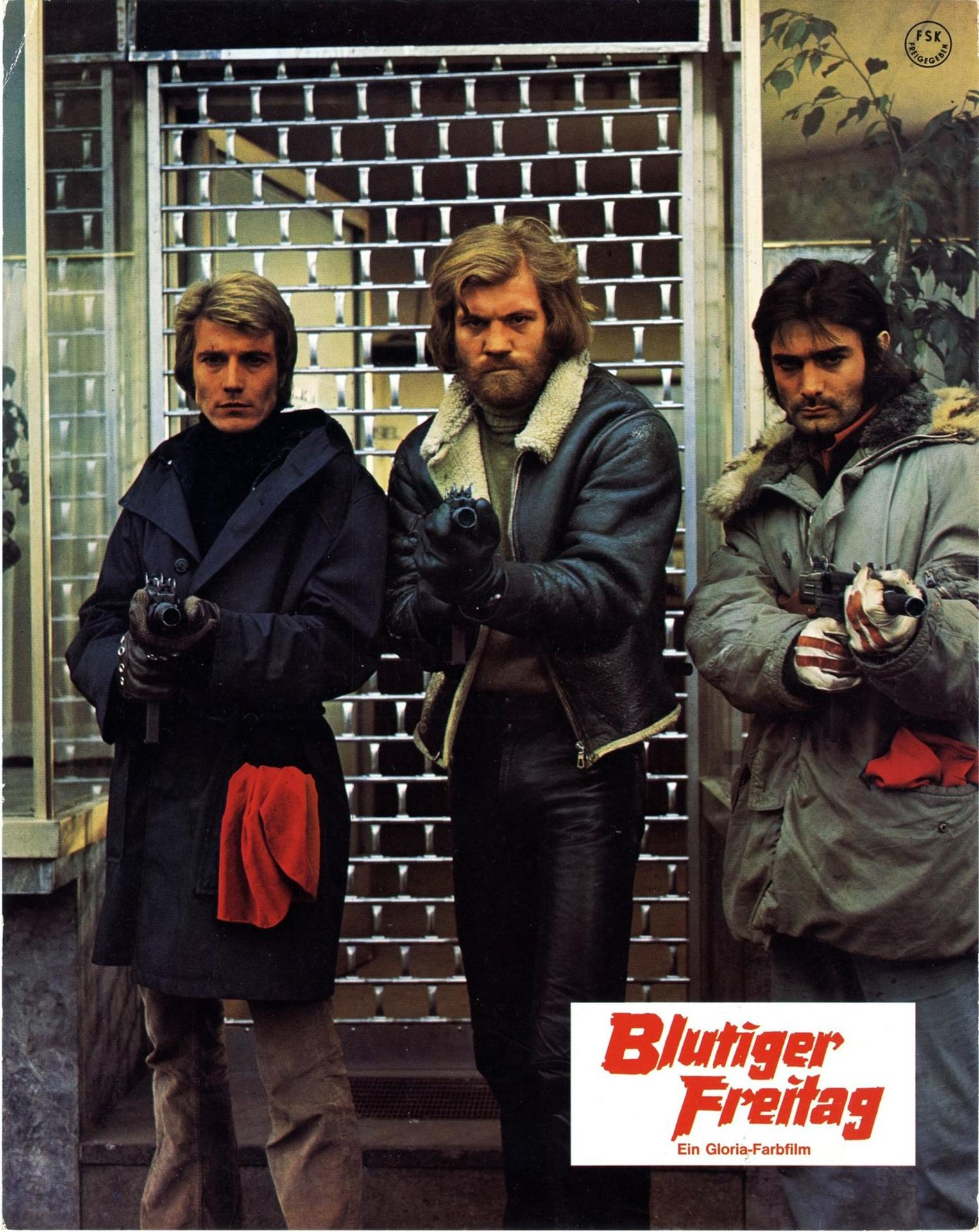 Drei bewaffnete Männer stehen vor einem Rollladen im Filmplakat von Blutiger Freitag.