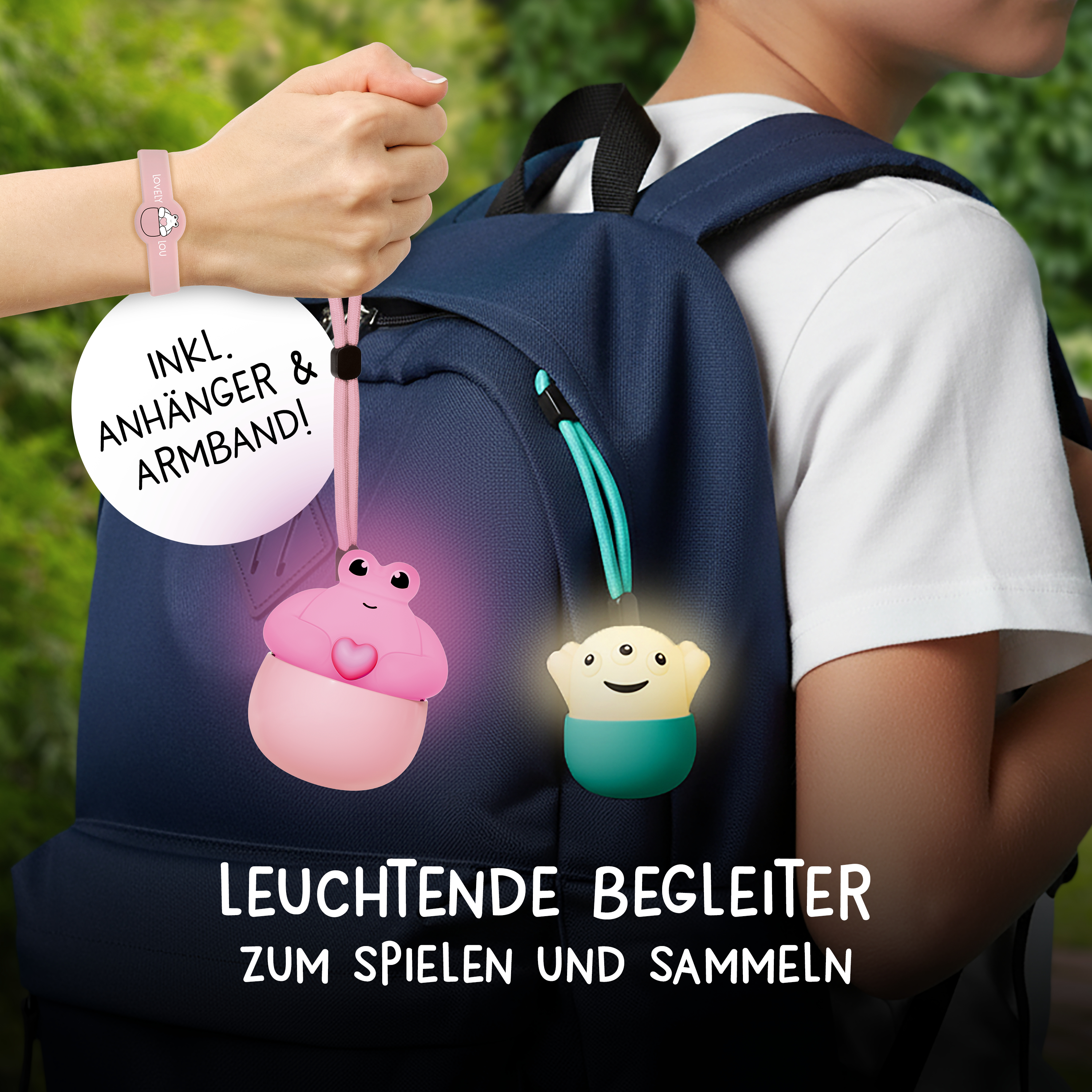 Kind mit blauem Rucksack und zwei leuchtenden Anhängern in Frosch- und Monsterform.
