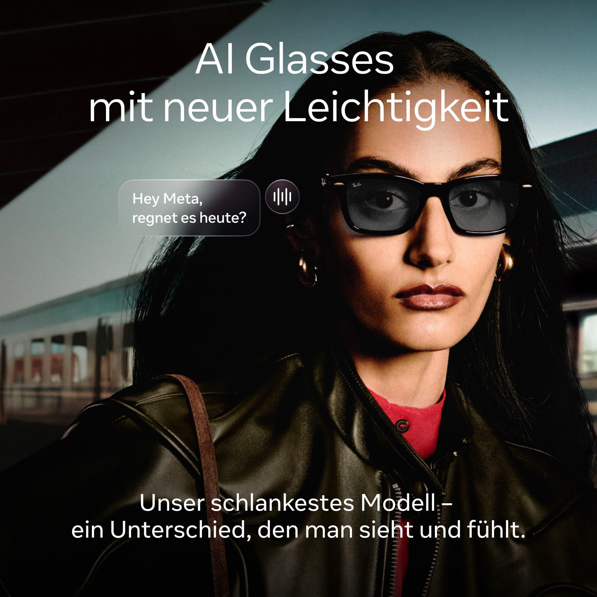 Eine Frau trägt draußen schwarze KI-Brille, mit deutschem Werbetext und Sprachbefehl-Blase.