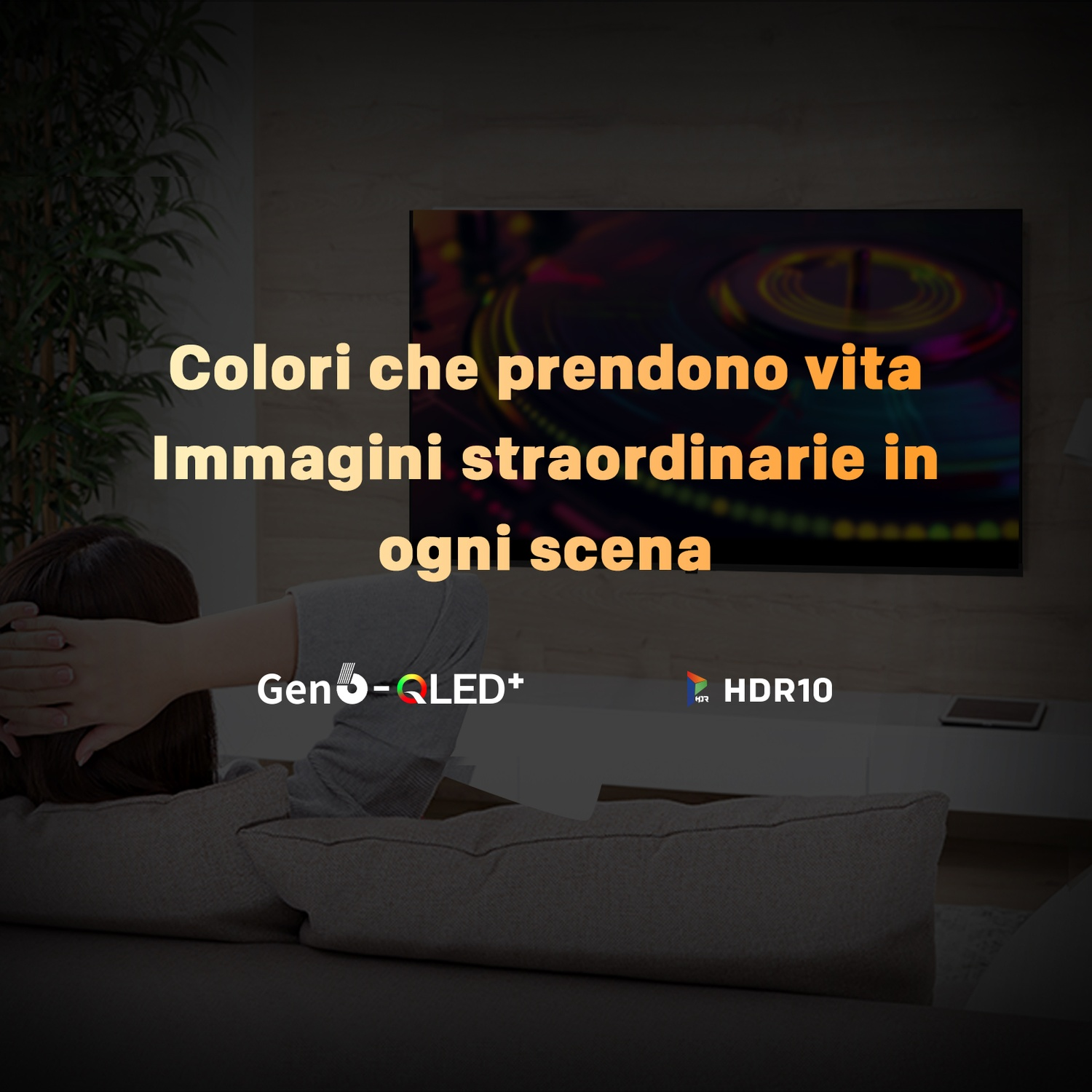 Una persona si rilassa sul divano guardando una TV con colori vivaci e testo promozionale in italiano.