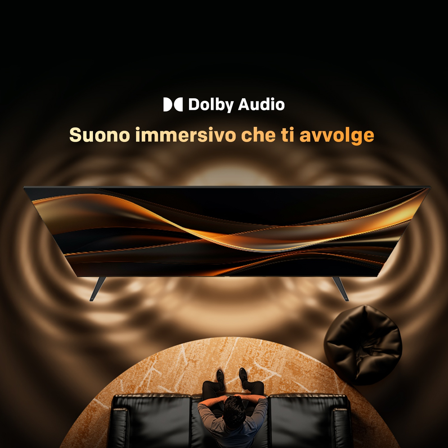 Una persona siede davanti a una TV Dolby Audio, circondata da effetti luce a onde.