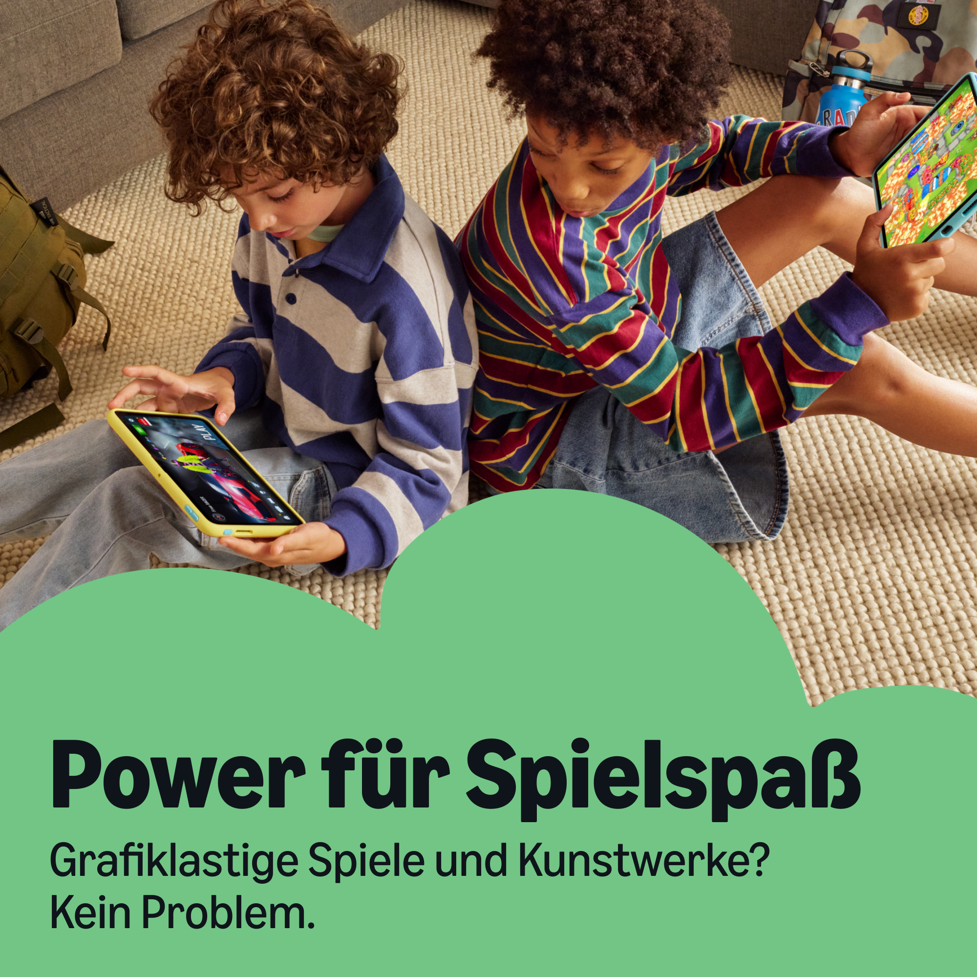 Zwei Kinder sitzen auf einem Teppich und spielen auf bunten Tablets.