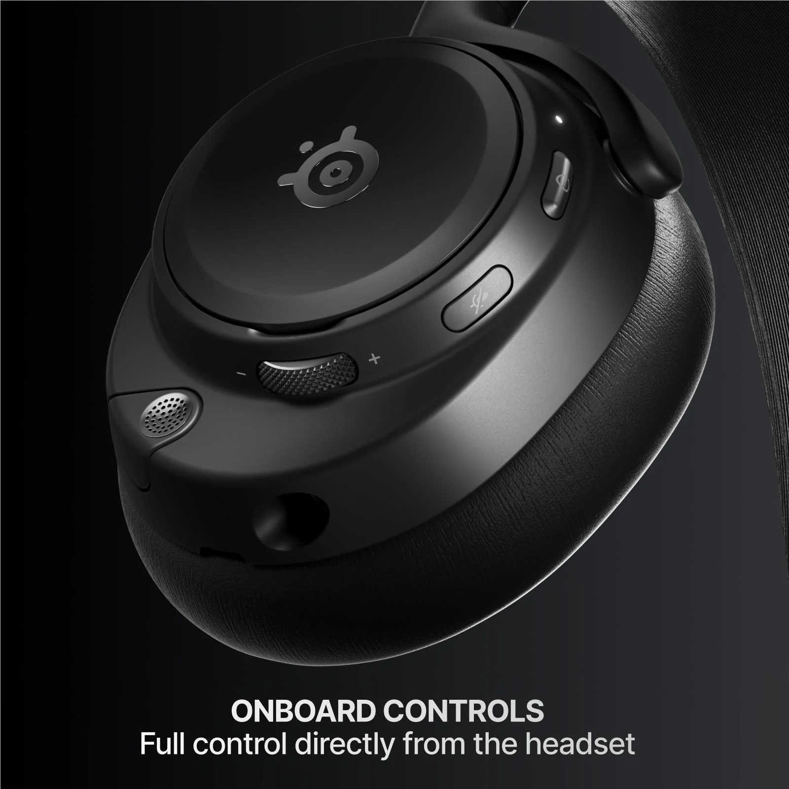 Nahaufnahme eines schwarzen kabellosen Gaming-Headsets mit Lautstärkerad, Stummschalttaste und Logo vor dunklem Hintergrund.