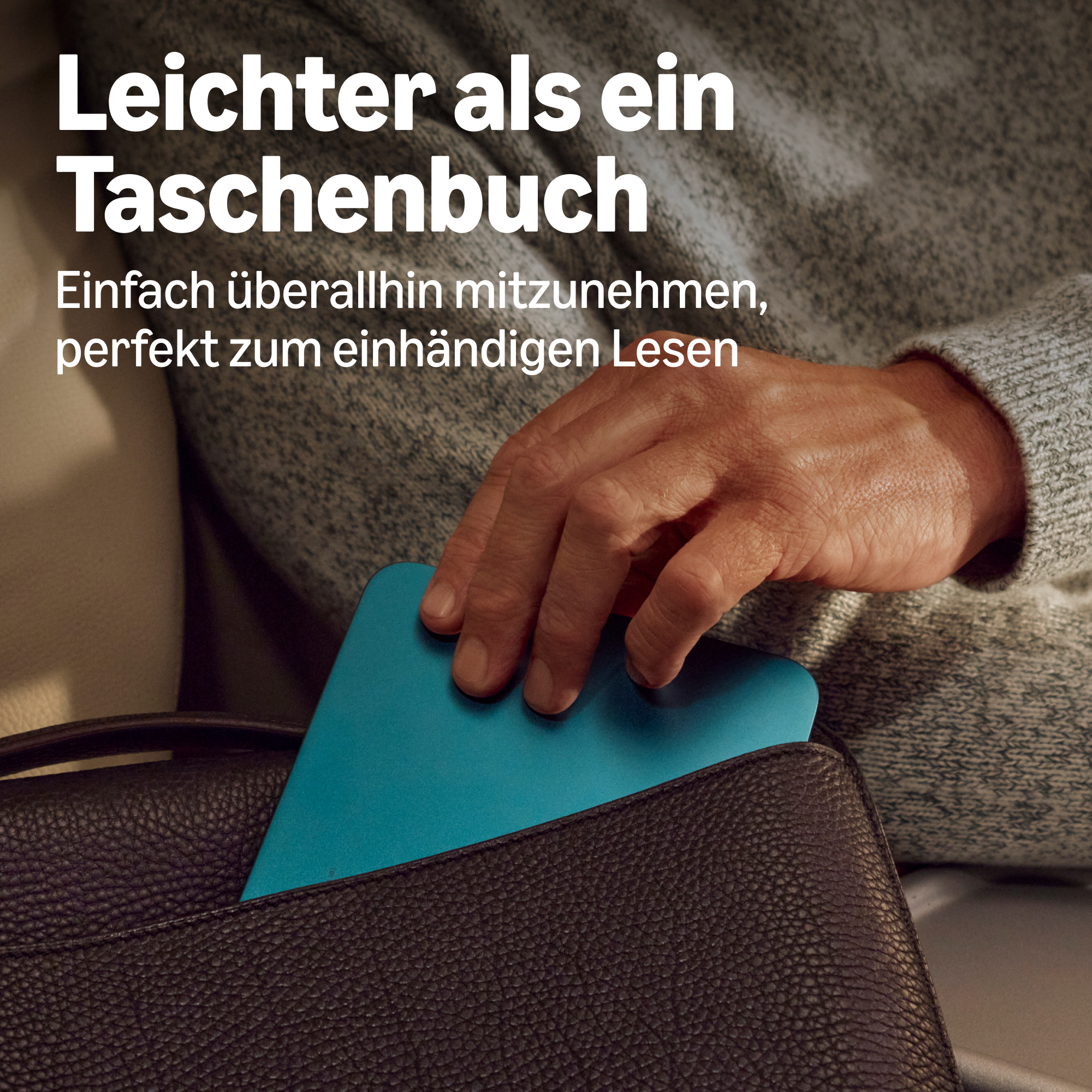 Person steckt einen blauen E-Reader in eine braune Ledertasche.