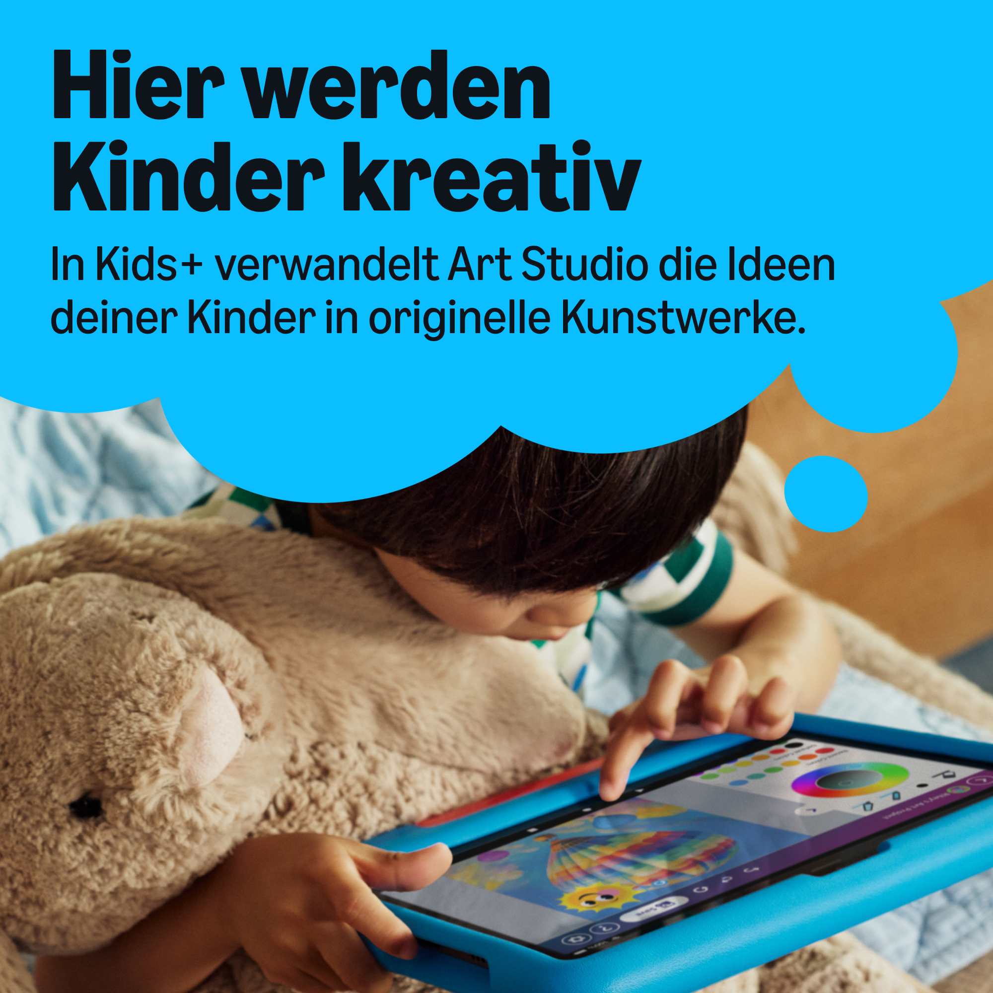 Ein Kind malt auf einem Tablet mit Hülle, neben einem großen Stofftier, mit blauer Sprechblase und Text oben.