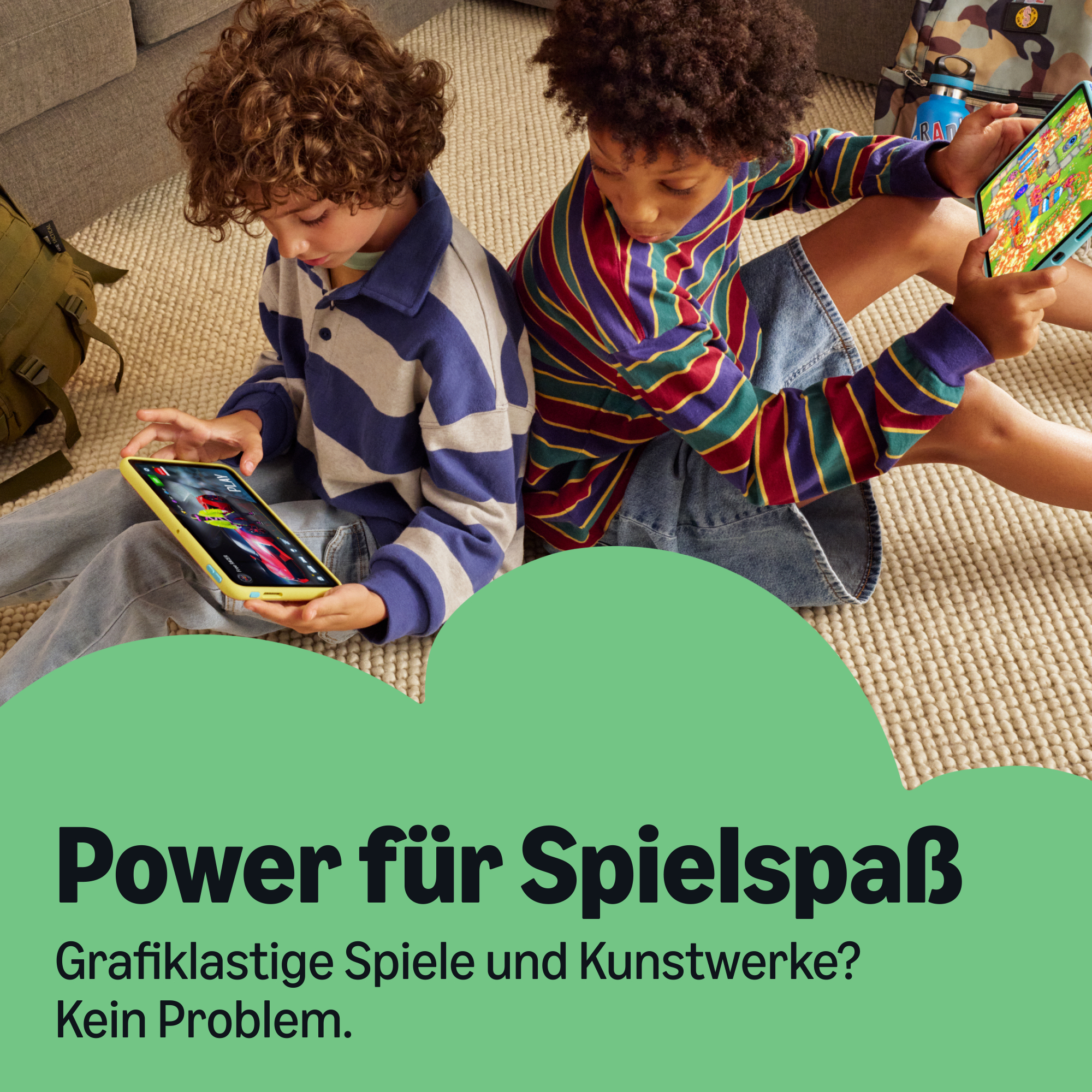Zwei Kinder sitzen auf einem Teppich und spielen auf bunten Tablets.