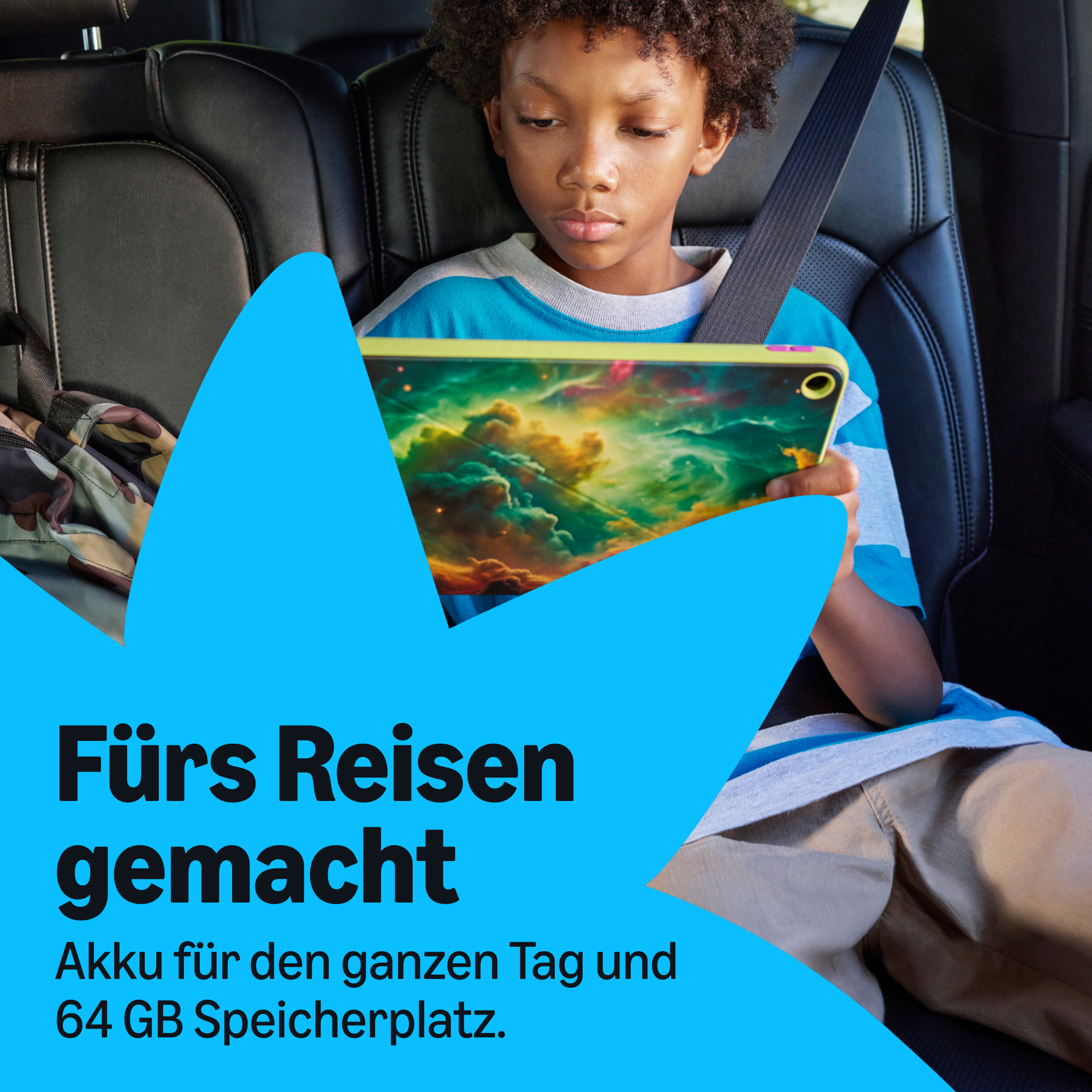 Ein Junge mit einem bunten Tablet sitzt angeschnallt auf dem Rücksitz eines Autos.