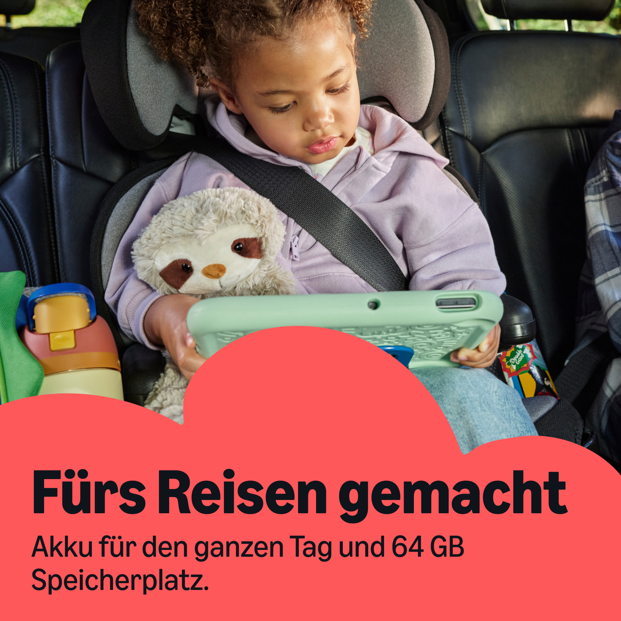 Ein Kind sitzt im Autositz, hält ein Stofftier und ein Tablet. Unten ein rotes Werbefeld.