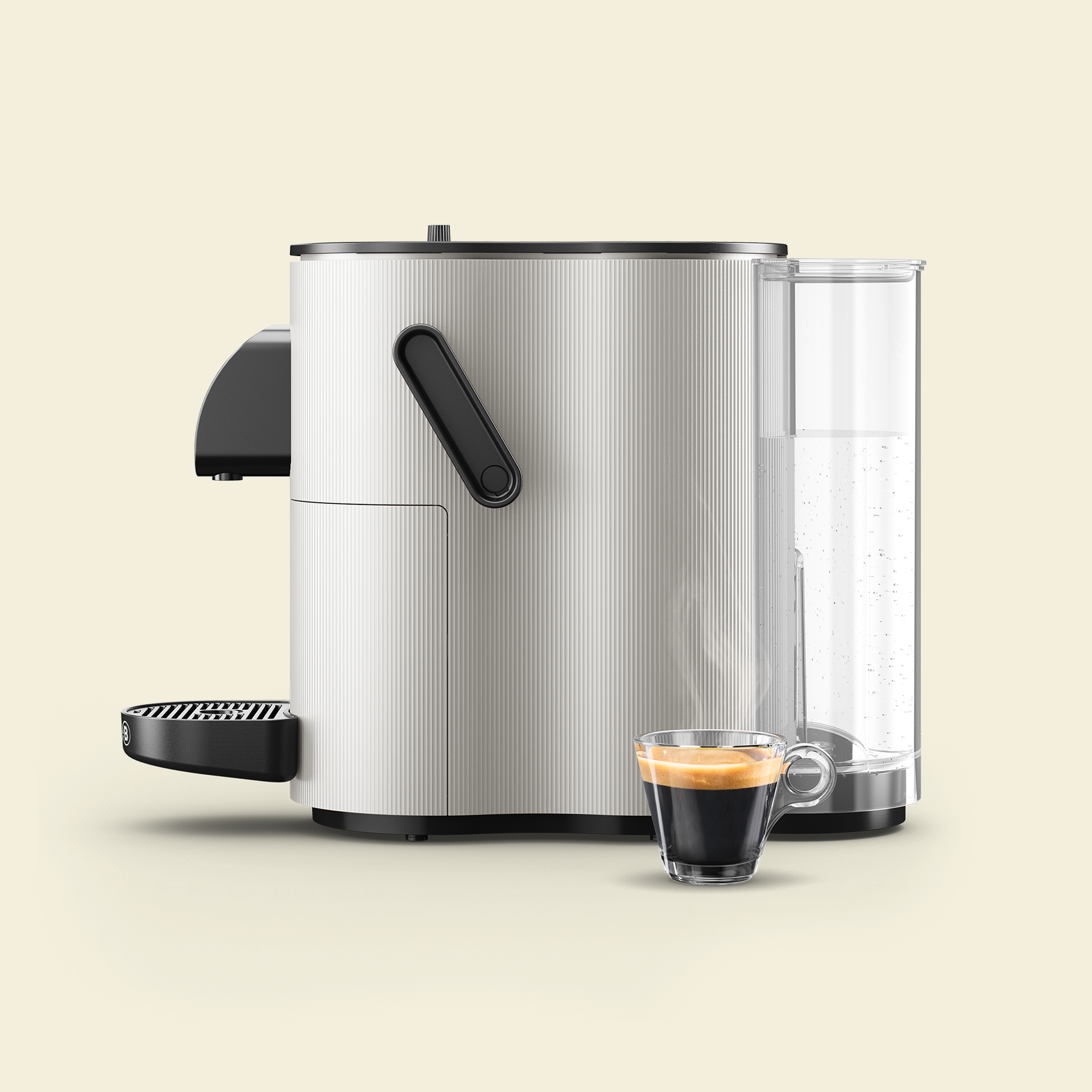 Moderna macchina da caffè bianca con serbatoio e tazzina di espresso davanti su sfondo beige.