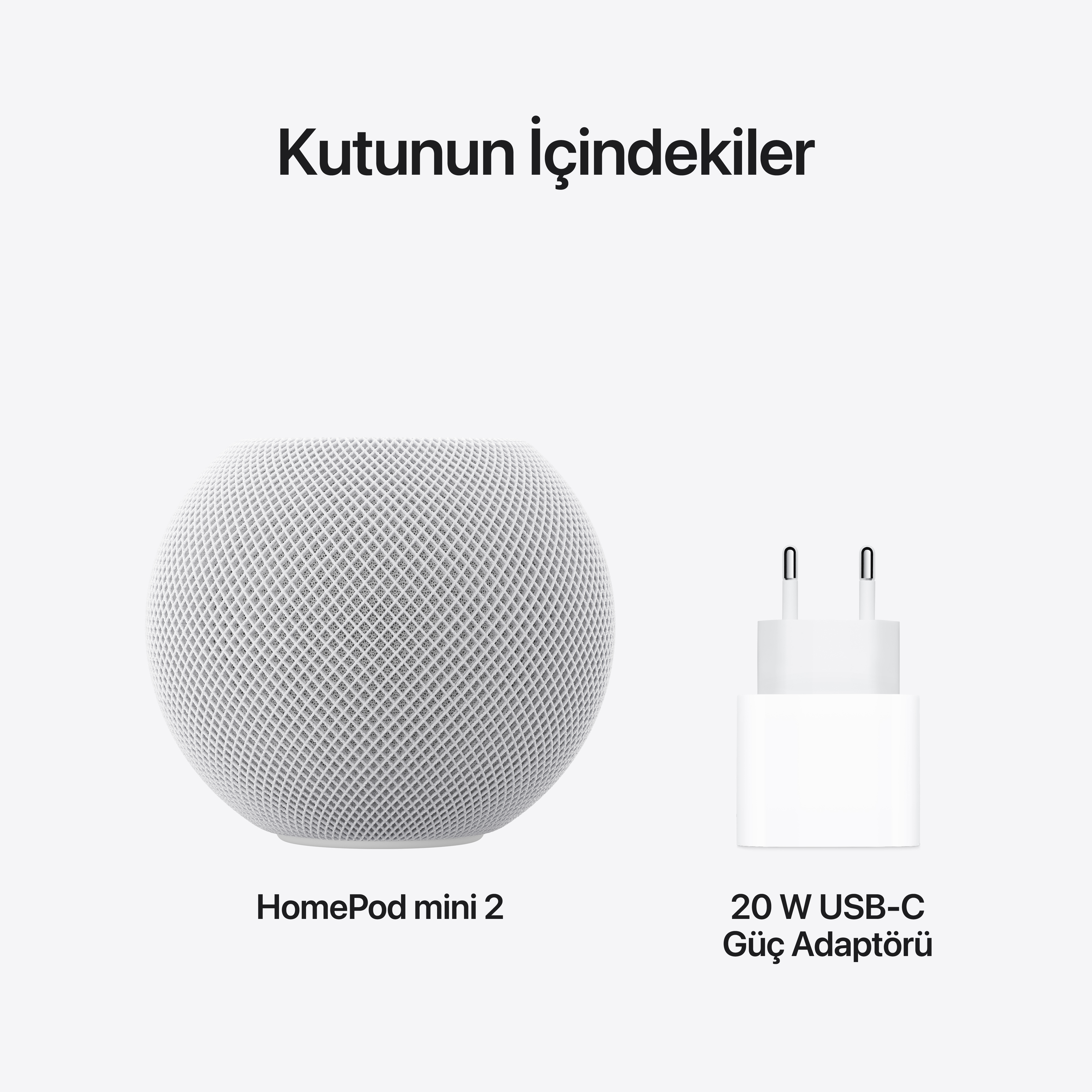 Acik zemin uzerinde beyaz HomePod mini 2 ve 20W USB-C guc adaptoru.