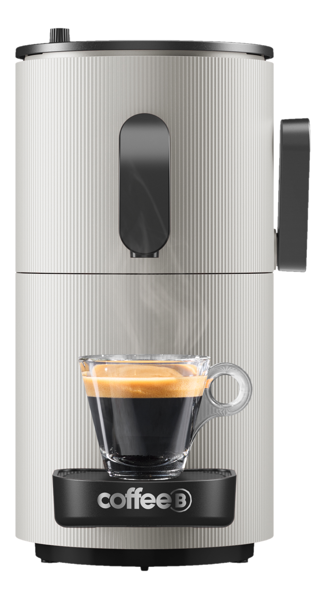 Una macchina da caffè chiara con design a coste, base nera e una tazza trasparente di caffè fresco.