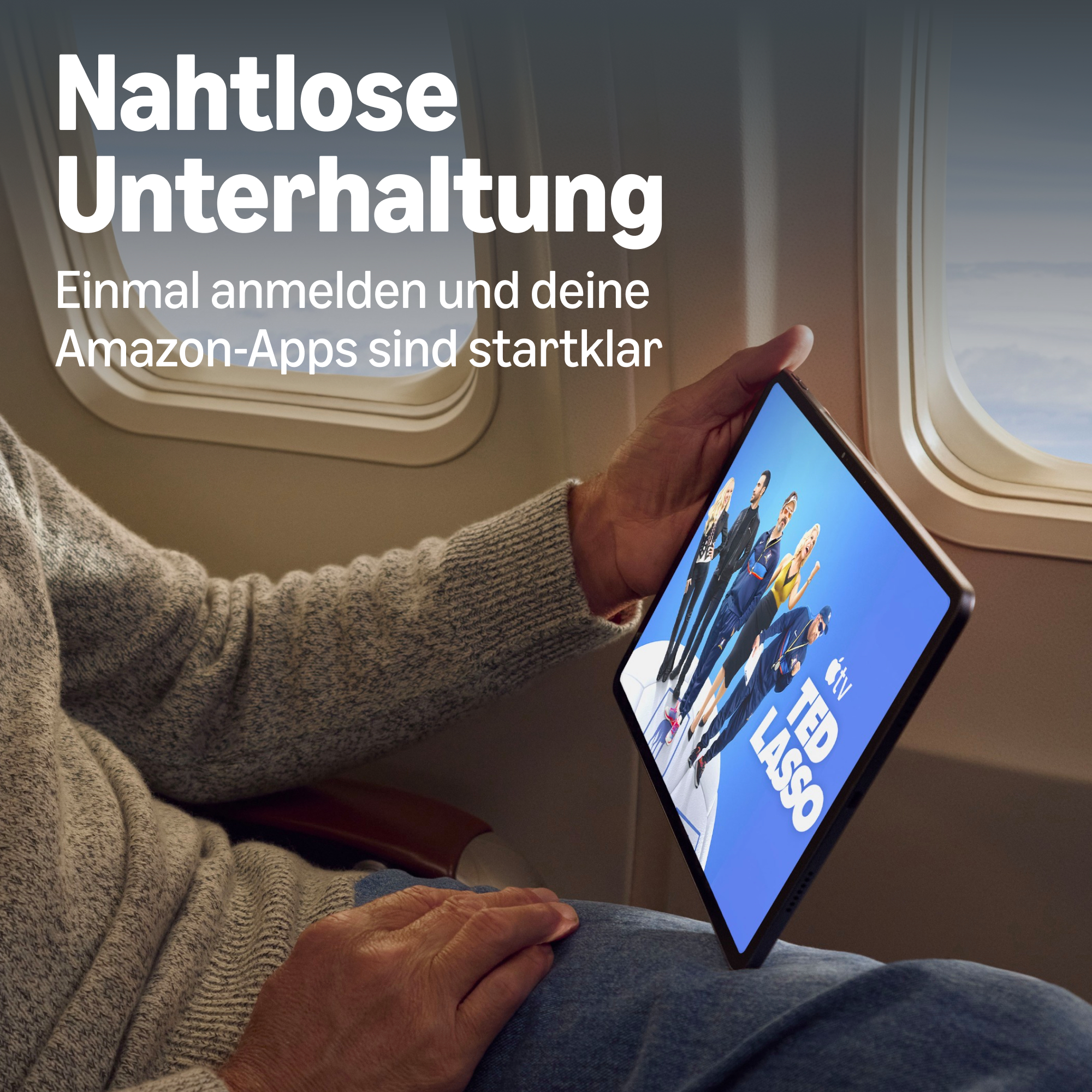 Ein Passagier sitzt im Flugzeug und schaut Ted Lasso auf einem Tablet, mit deutschem Text oben.