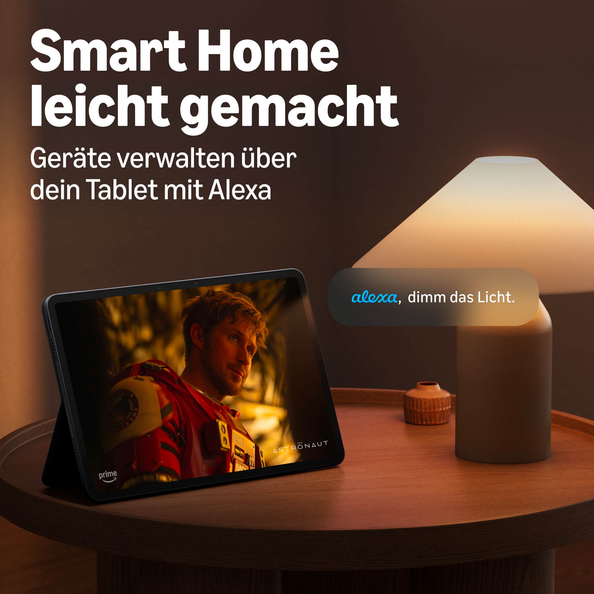 Ein Tablet und eine Lampe stehen auf einem runden Holztisch in einem gedimmten Raum mit deutschen Texten.