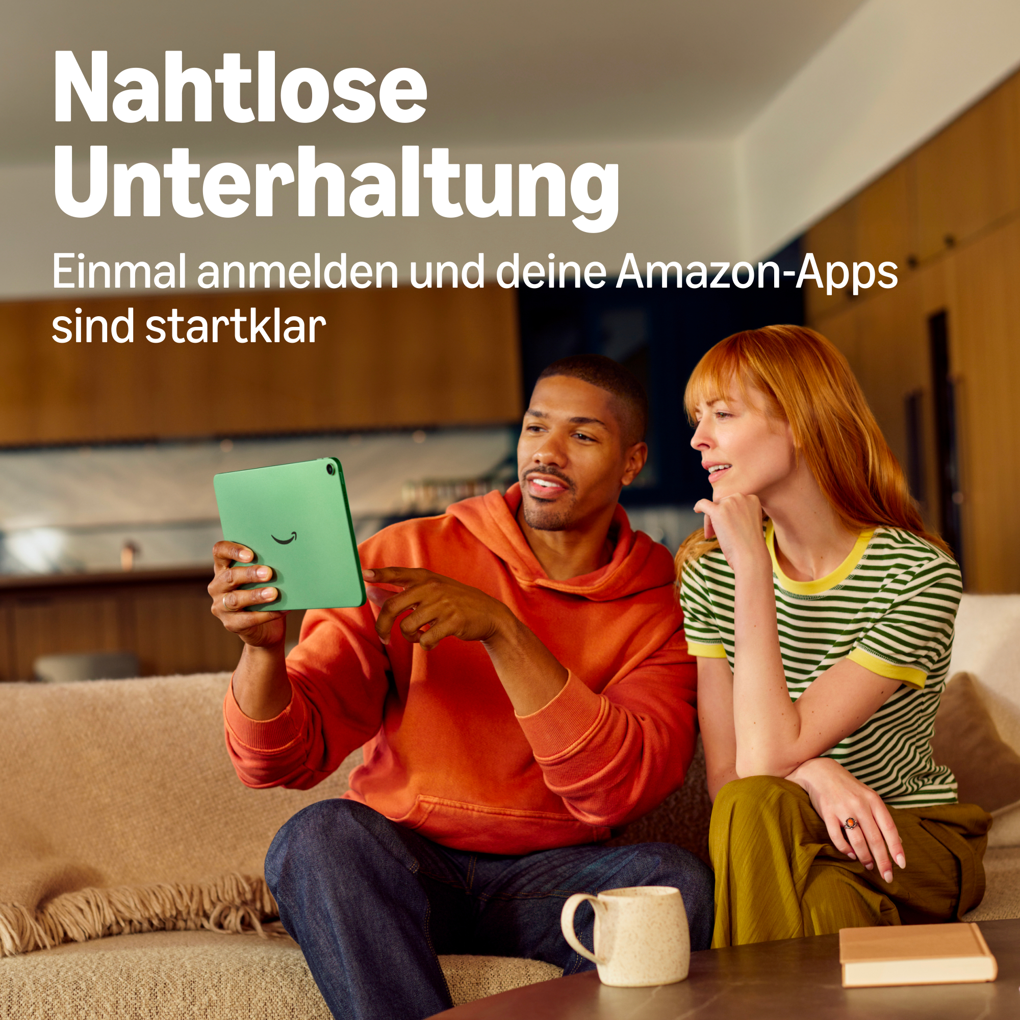 Ein Mann und eine Frau sitzen auf einem Sofa und betrachten ein grünes Tablet.