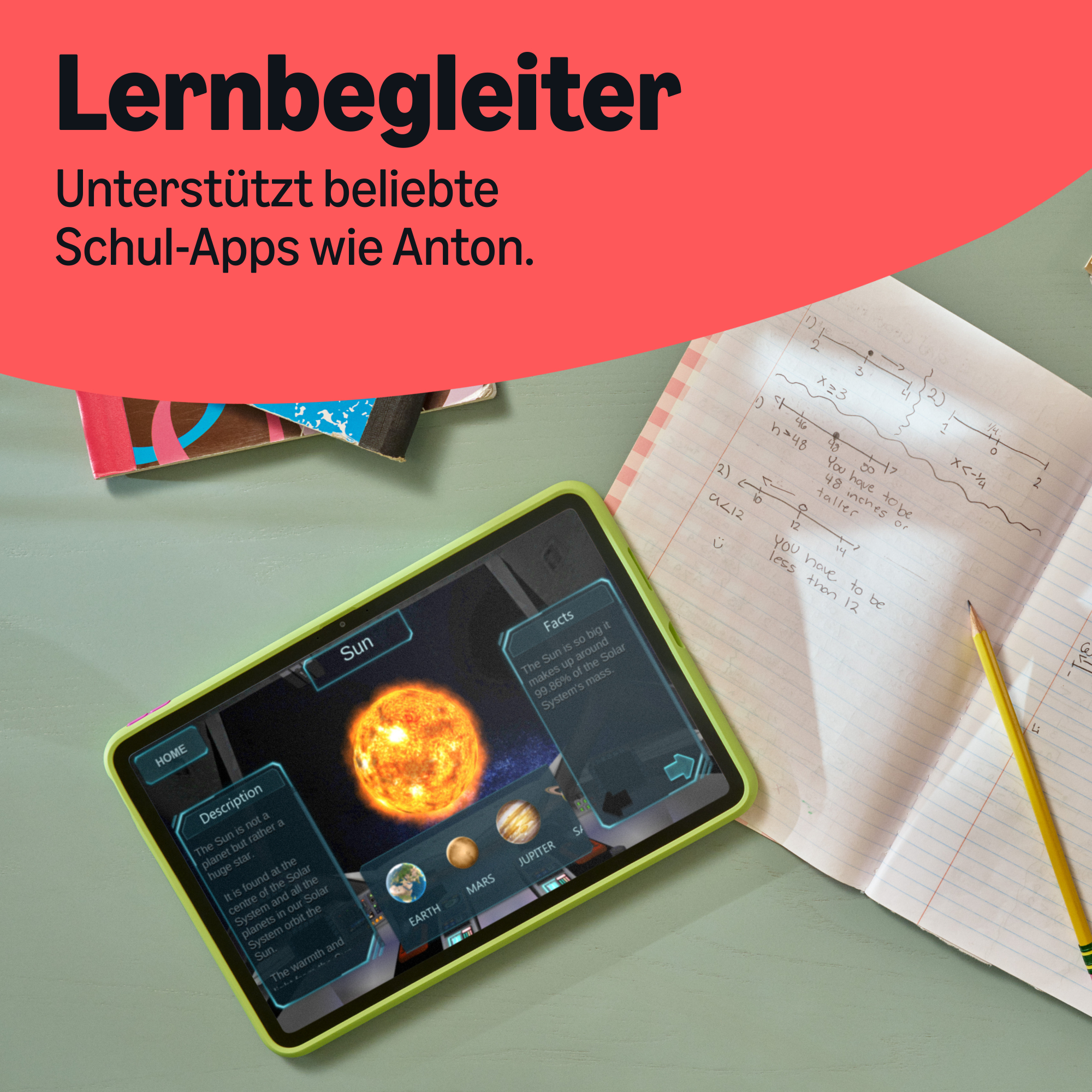 Ein Tablet zeigt eine Sonnen-App, daneben liegen ein offenes Notizbuch mit mathematischen Notizen und ein gelber Stift.