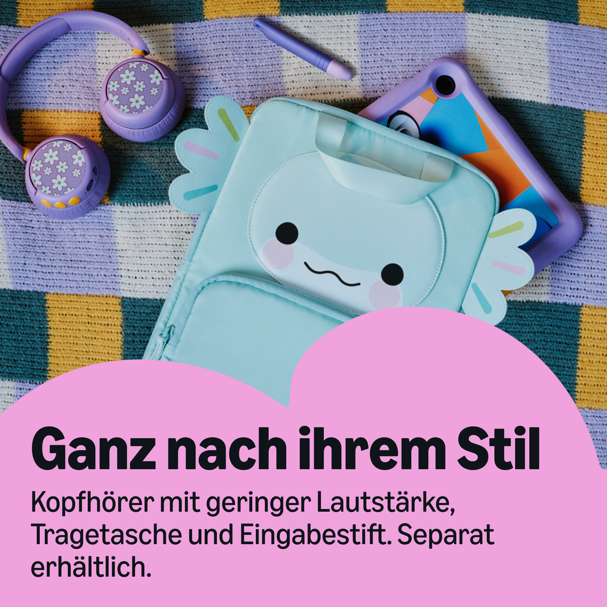 Flach auf einer karierten Decke liegen lilafarbene Kopfhörer, ein türkisfarbener Rucksack, ein Stift und ein Tablet.
