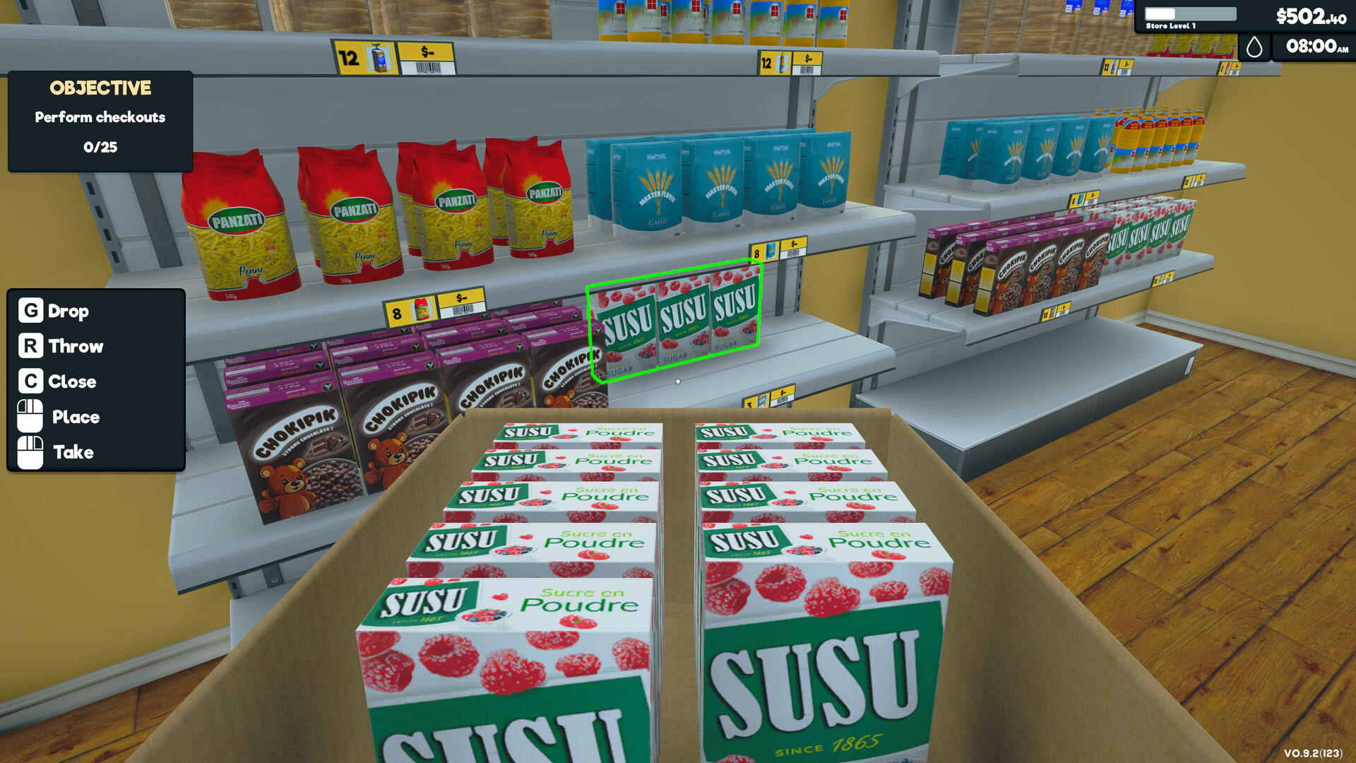 Spiel-Supermarktregale mit Mehl, Nudeln und Cerealien. Im Vordergrund eine Schachtel Susu-Zucker.