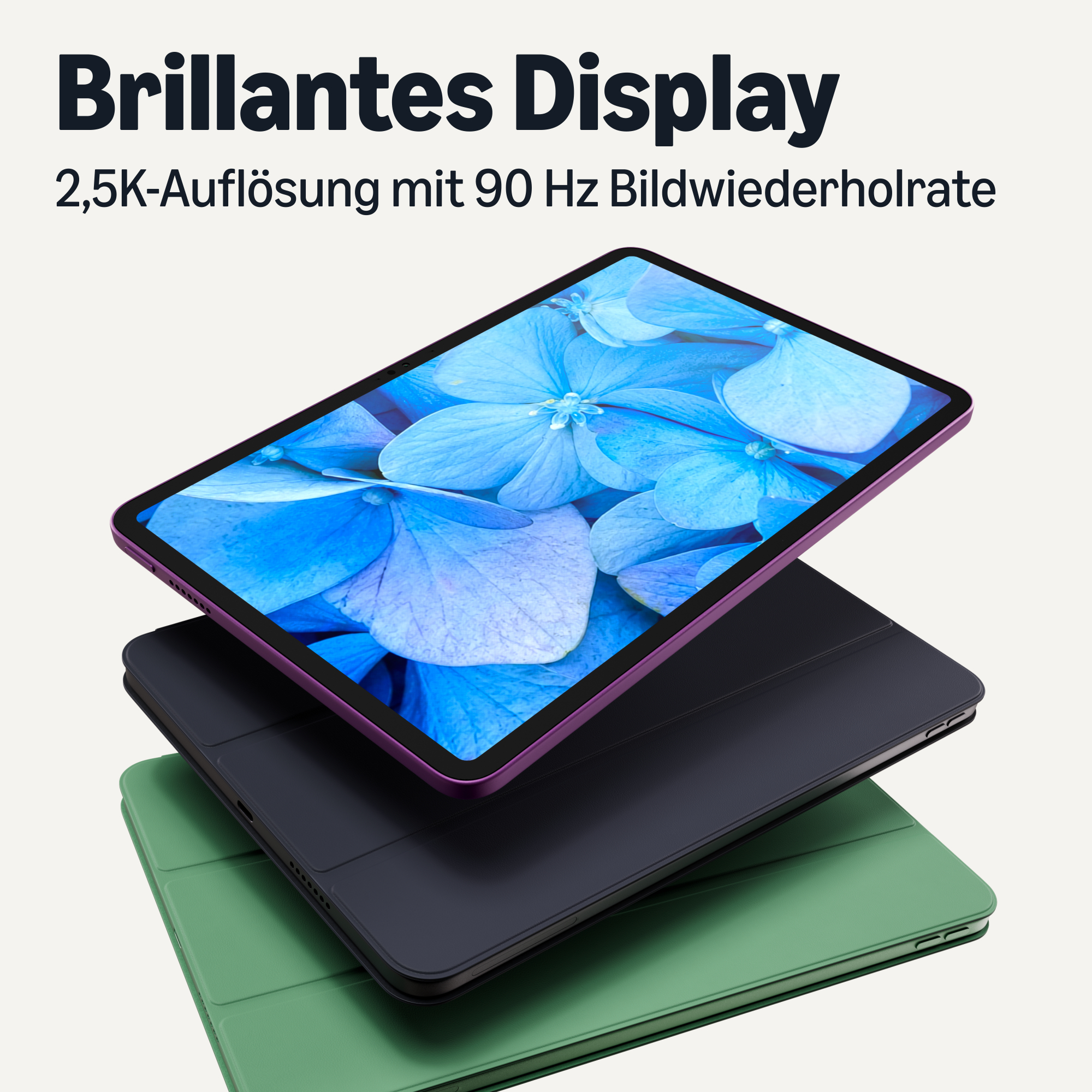 Ein Tablet mit blauem Blumen-Hintergrundbild schwebt über zwei farbigen Schutzhüllen.