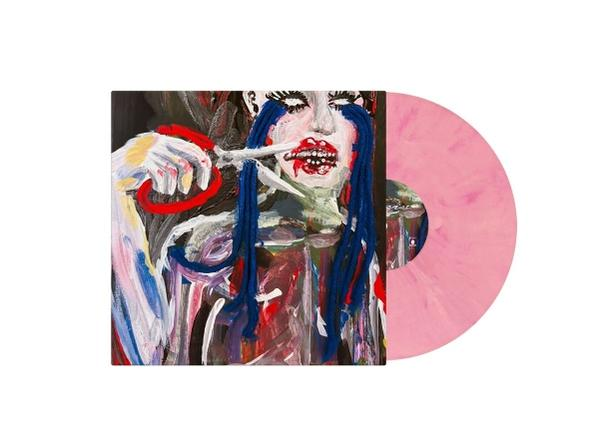 Ein Vinyl-Schallplatten-Cover zeigt ein abstraktes Porträt, daneben liegt eine rosafarbene Platte.