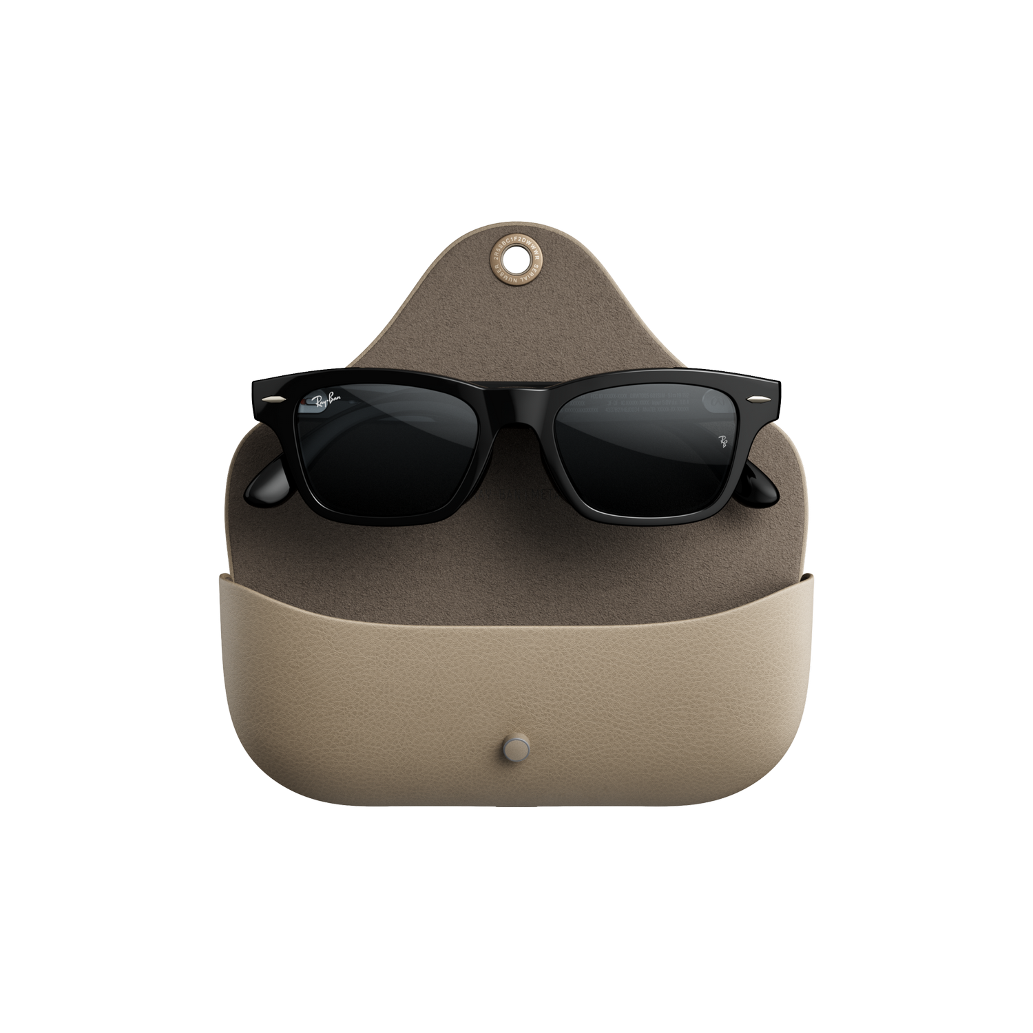 Gafas de sol Ray-Ban negras dentro de un estuche de cuero beige abierto sobre fondo negro.