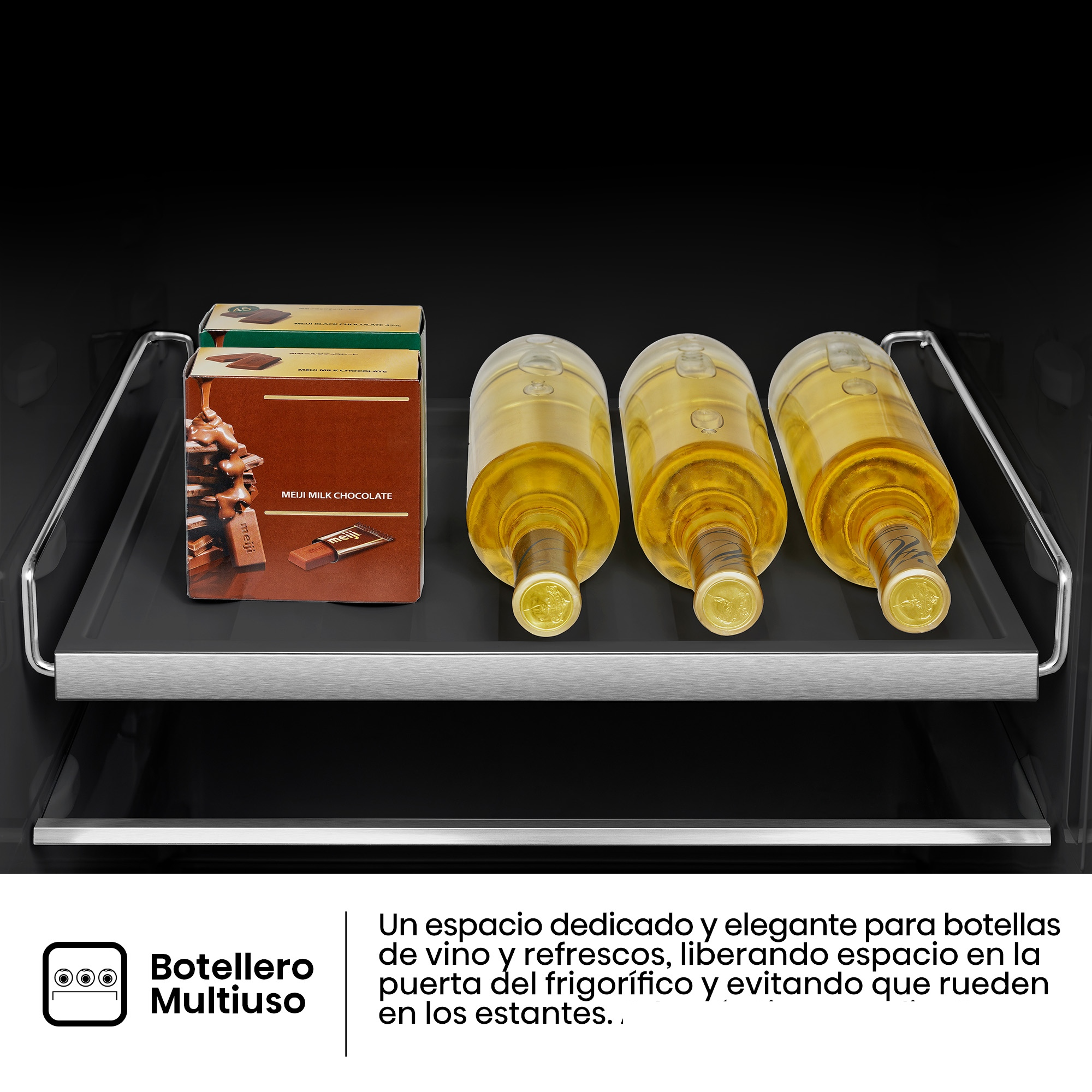 Un estante de frigorífico con dos cajas de chocolate Meiji y tres botellas de vino tumbadas.