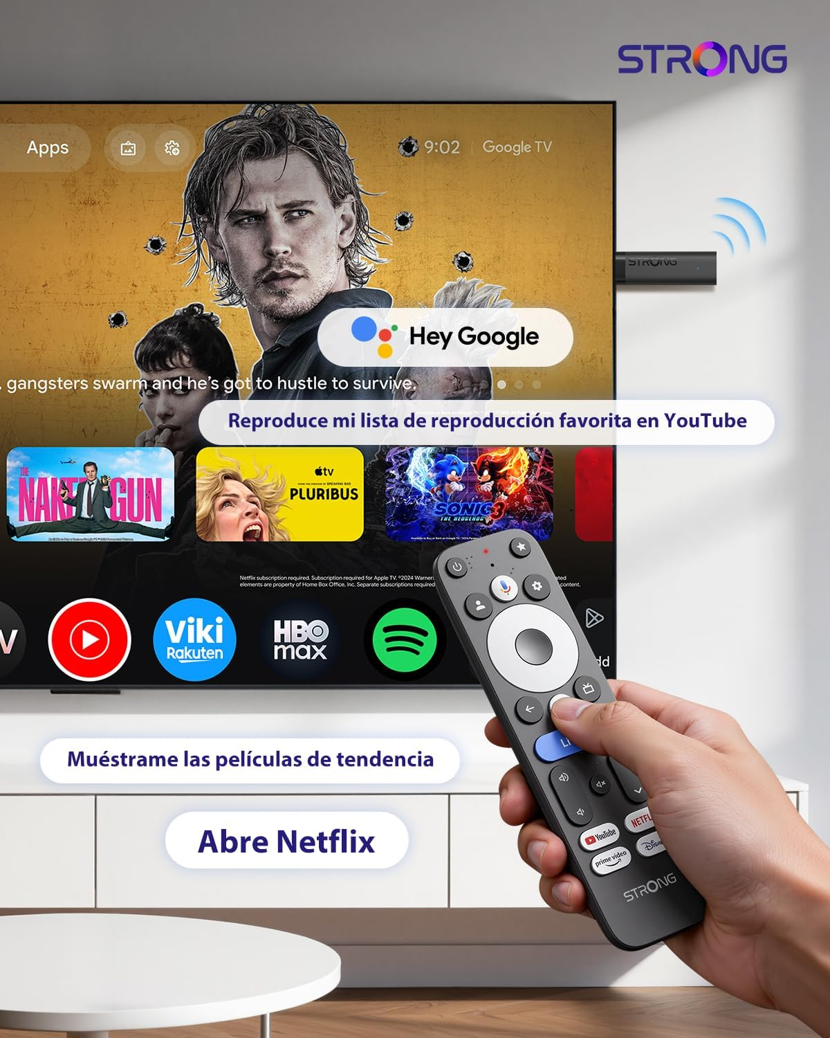 Una mano sostiene un control remoto frente a una pantalla de Google TV.