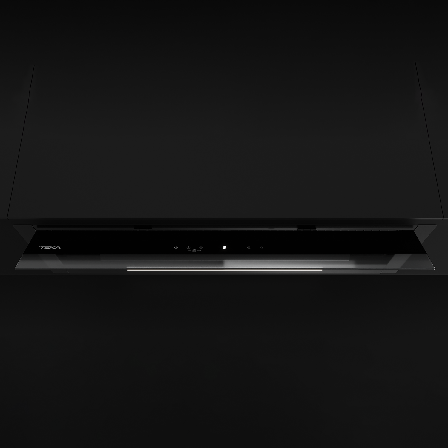 Campana extractora negra en pared oscura con logo Teka iluminado y panel de control.
