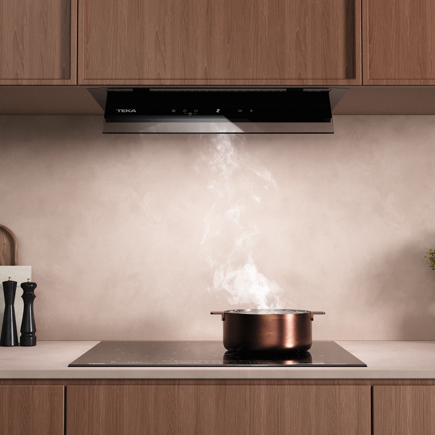 Una olla de cobre hierve en la estufa bajo una campana extractora en una cocina de madera.