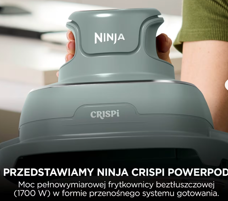Osoba trzyma szare urządzenie Ninja Crispi Powerpod, prezentując jego markę i przenośną konstrukcję.