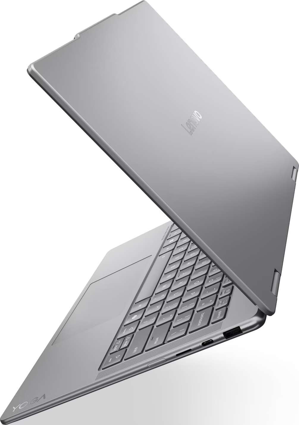 Ein silberner Lenovo Yoga Laptop in offener Position auf weißem Hintergrund, seitlich betrachtet.
